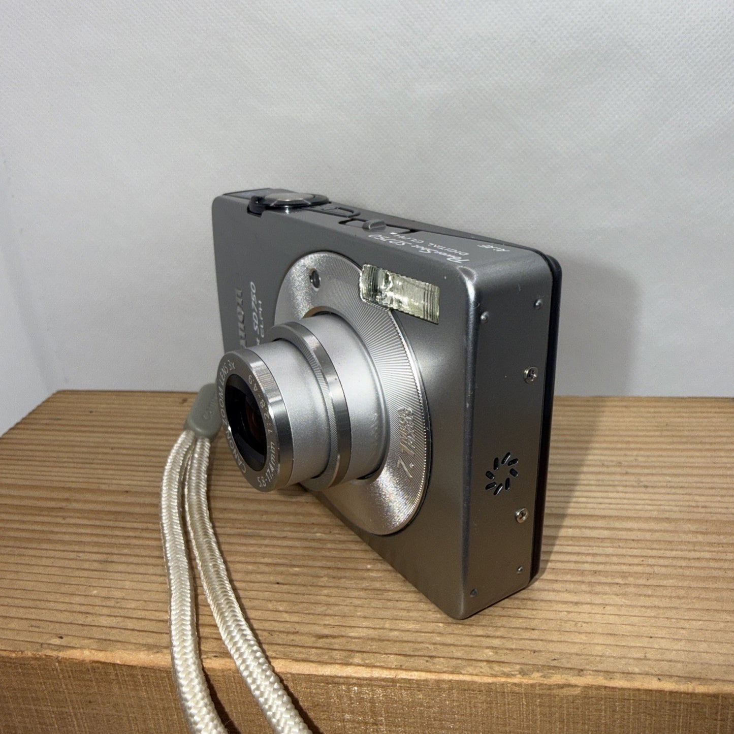 Canon IXUS 75 / SD 750 7.1 MP Digital Camera Tested *Minor screen issue Bundle