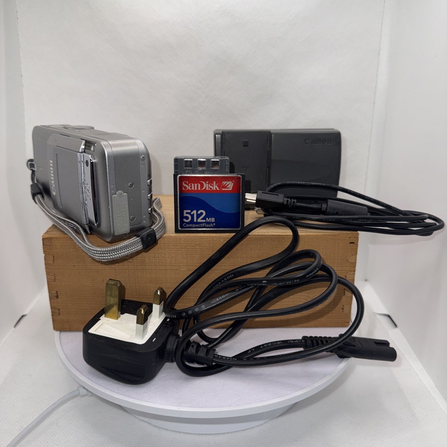 Canon PowerShot S60 Digital Camera 5MP Tested + Charger Battery Memory