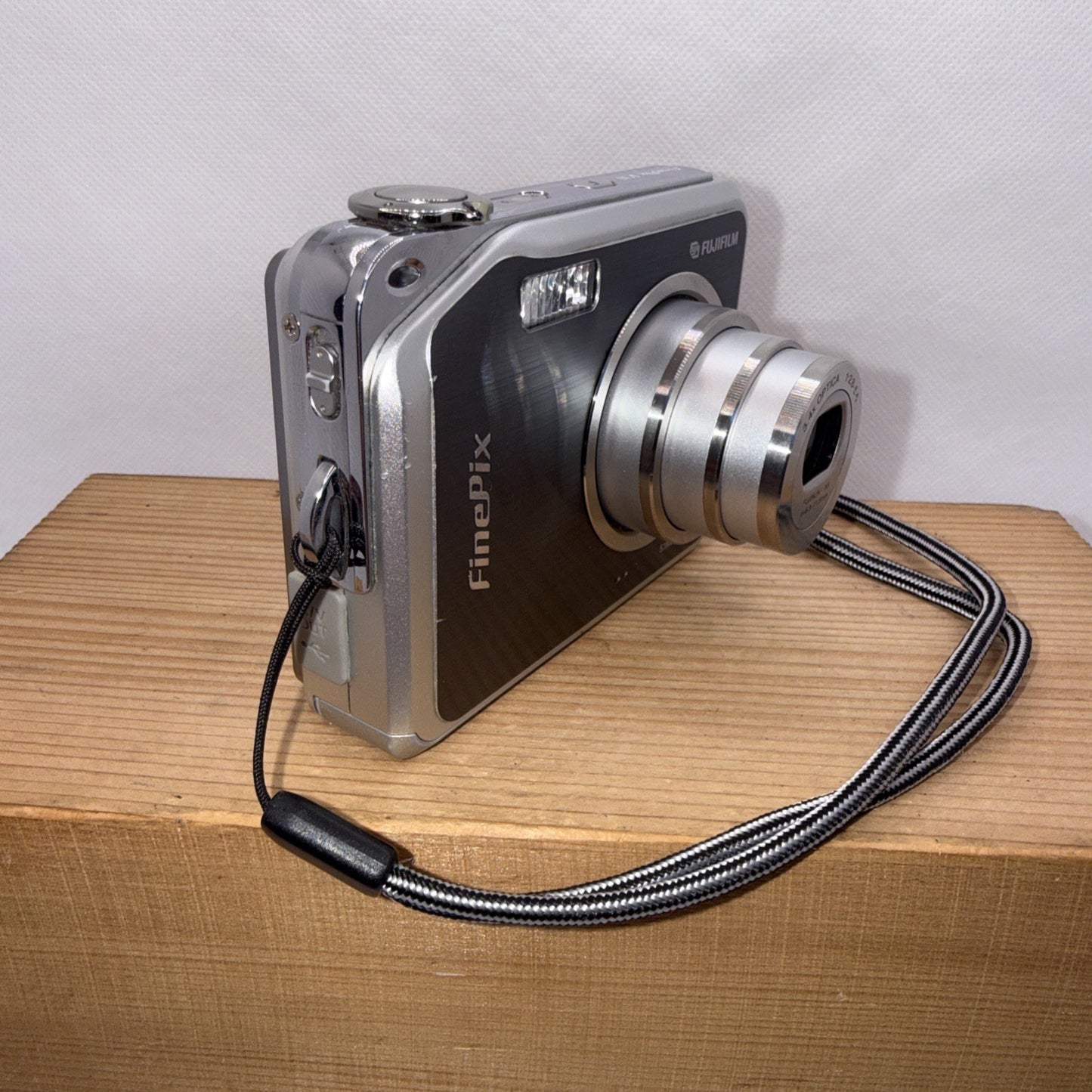 Fujifilm FinePix V10 5.1MP Digital Camera Tested Working + Charger Battery XD
