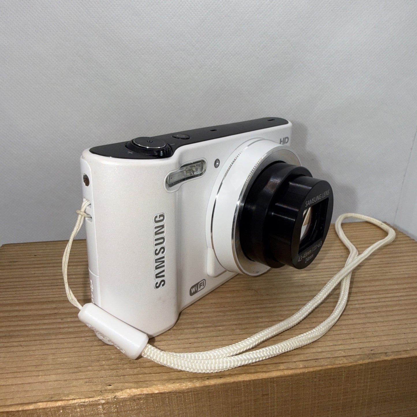 Samsung WB31F WiFi Digital Camera 16.2MP White Tested with Battery And Charger