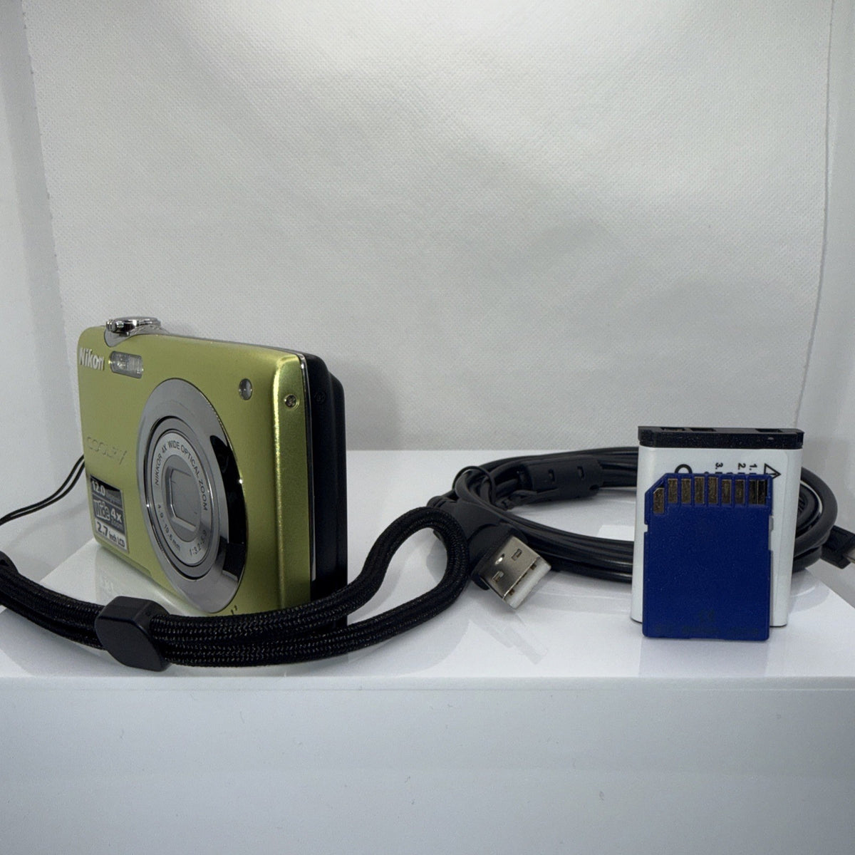 Digital Camera Nikon Coolpix S3000 12MP Tested + Charger Battery 16GB SD vgc