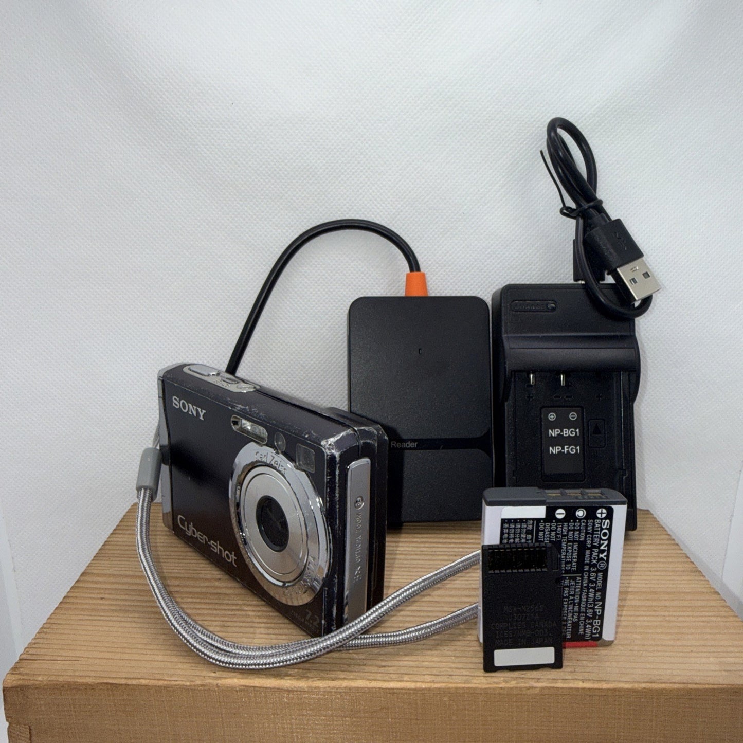 Sony Cyber-shot DSC-W85 7.2MP Camera Tested *Scratches + Charger Battery Memory