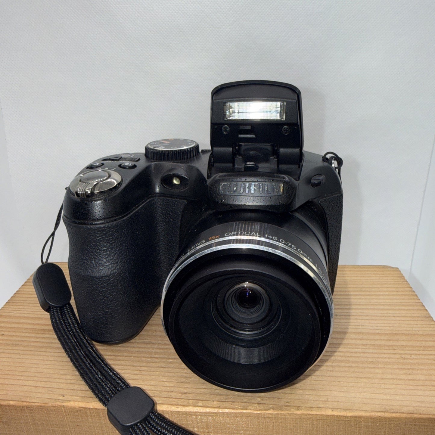 Fujifilm FinePix S1730 12.2MP Bridge Camera Tested + 4GB SD Card & Camera Bag