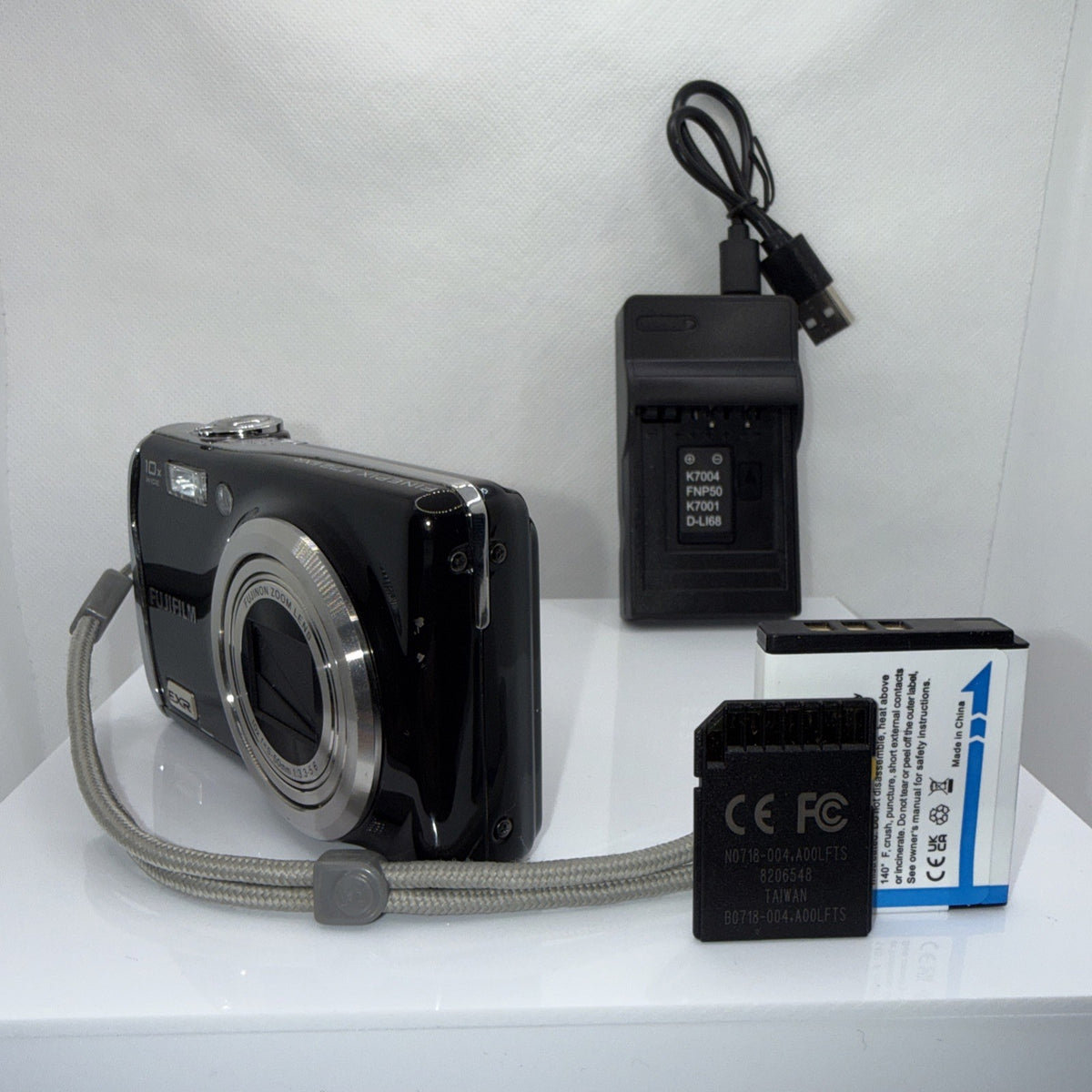 Digital Camera FujiFilm FinePix F72EXR 10MP Tested + Charger Battery 16GB SD