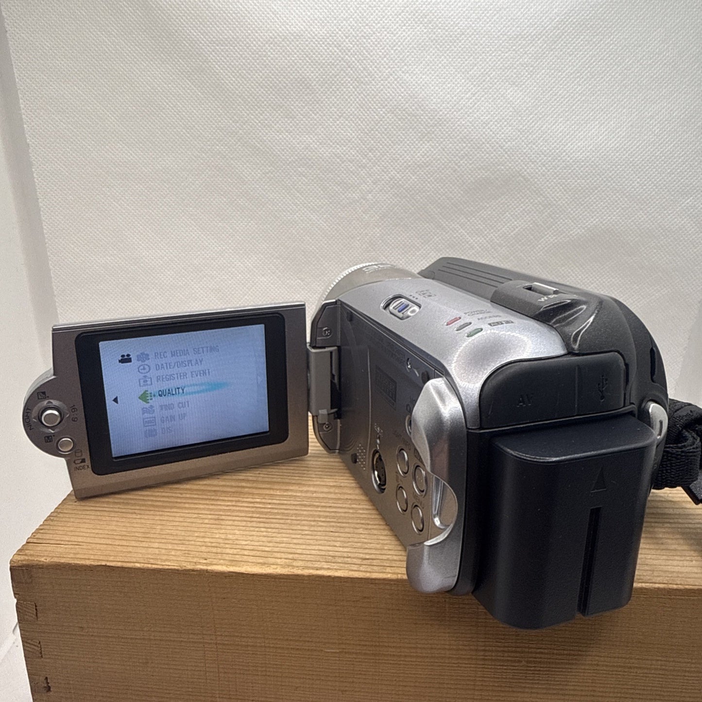 JVC Everio Gz-Mg21ek 20GB Hdd Camcorder + Charger Battery Usb Cable & Camera Bag