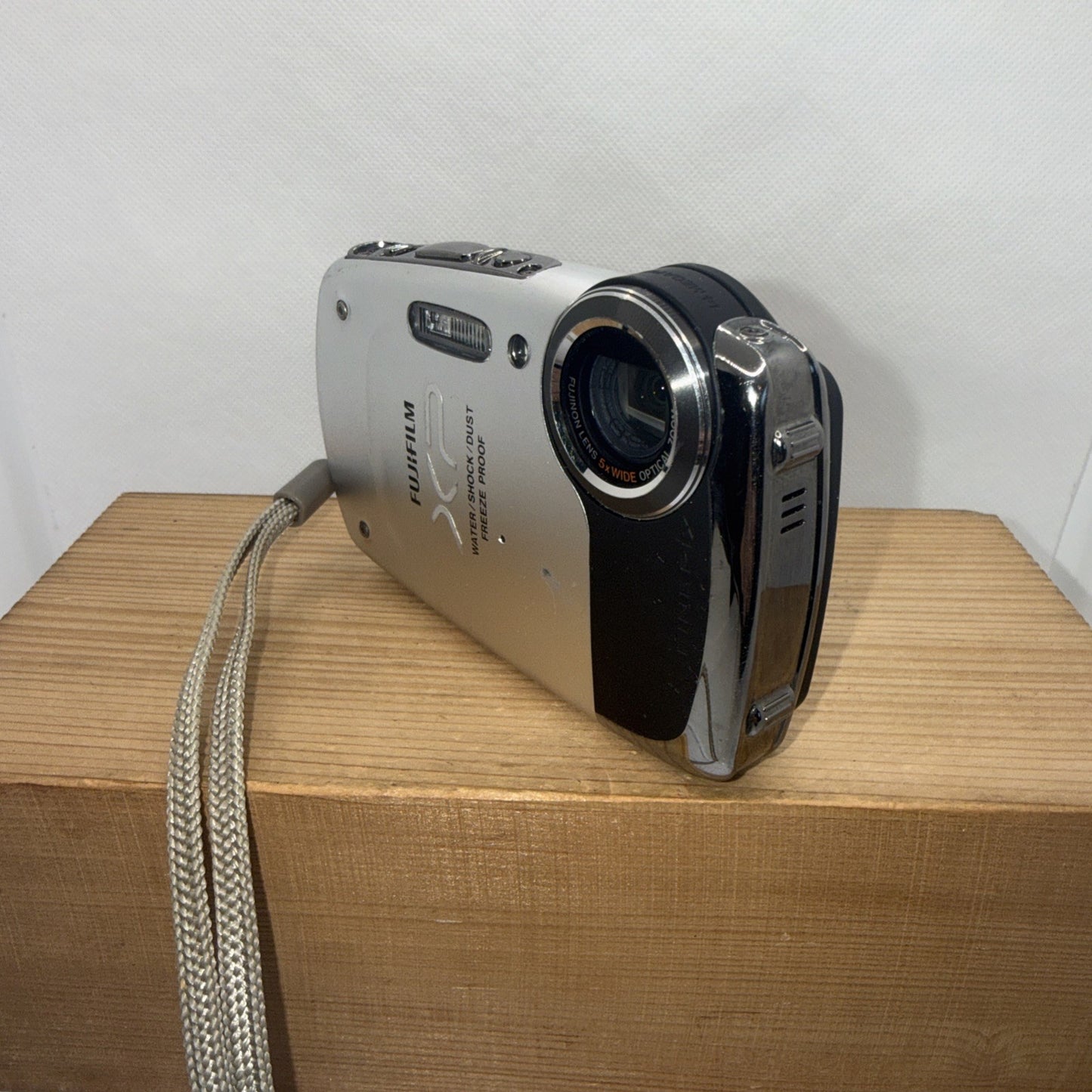 Fujifilm FinePix XP20 14.2MP Waterproof Camera + Charger Battery Memory Tested