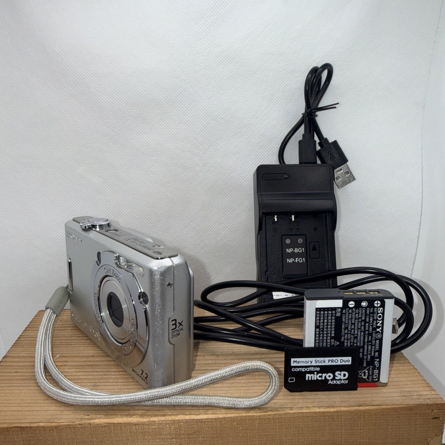Sony Cybershot DSC-W35 7.2MP Digital Camera Tested + Charger Battery Memory