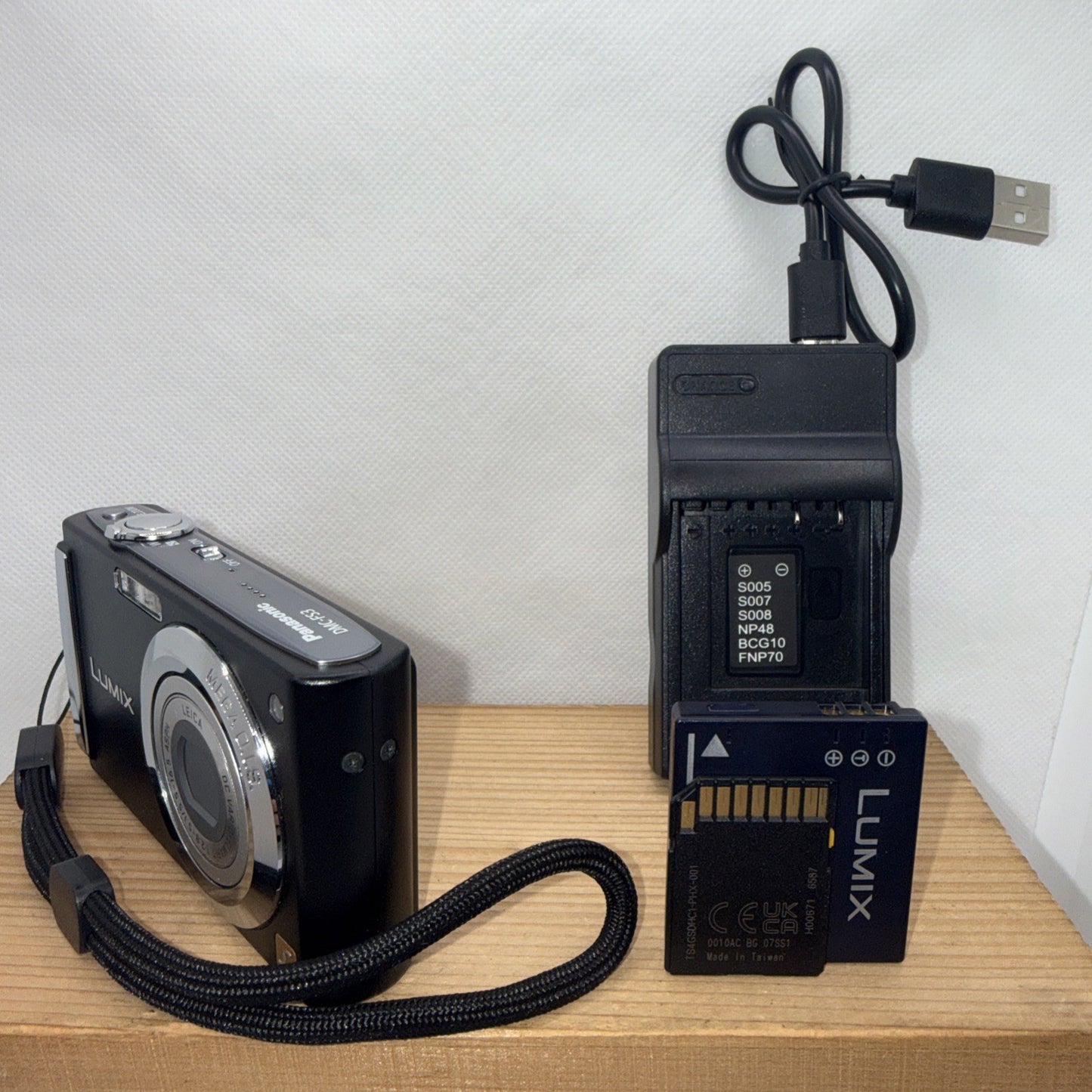 Digital Camera Panasonic Lumix DMC-FS3 8.1MP Tested + Charger Battery 4GB SD