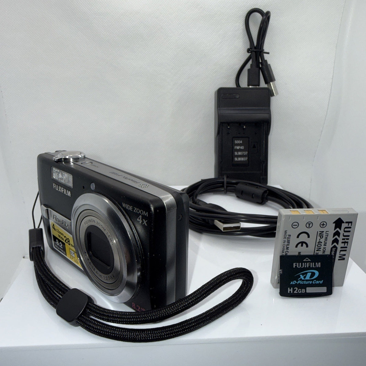 Fujifilm FinePix F480 Digital Camera 8.2MP Tested + Charger Battery Memory