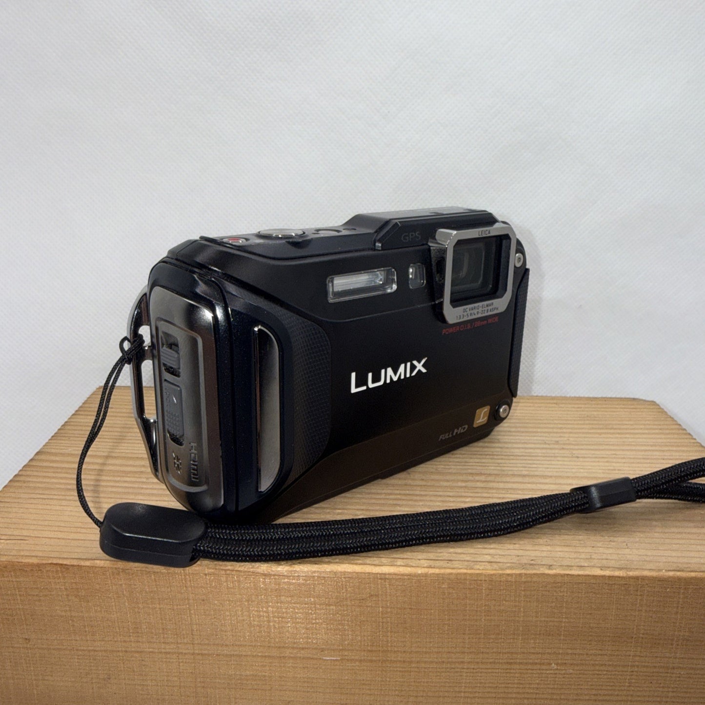 Panasonic LUMIX DMC-FT5 16.1MP Waterproof Digital Camera Tested + Accessories