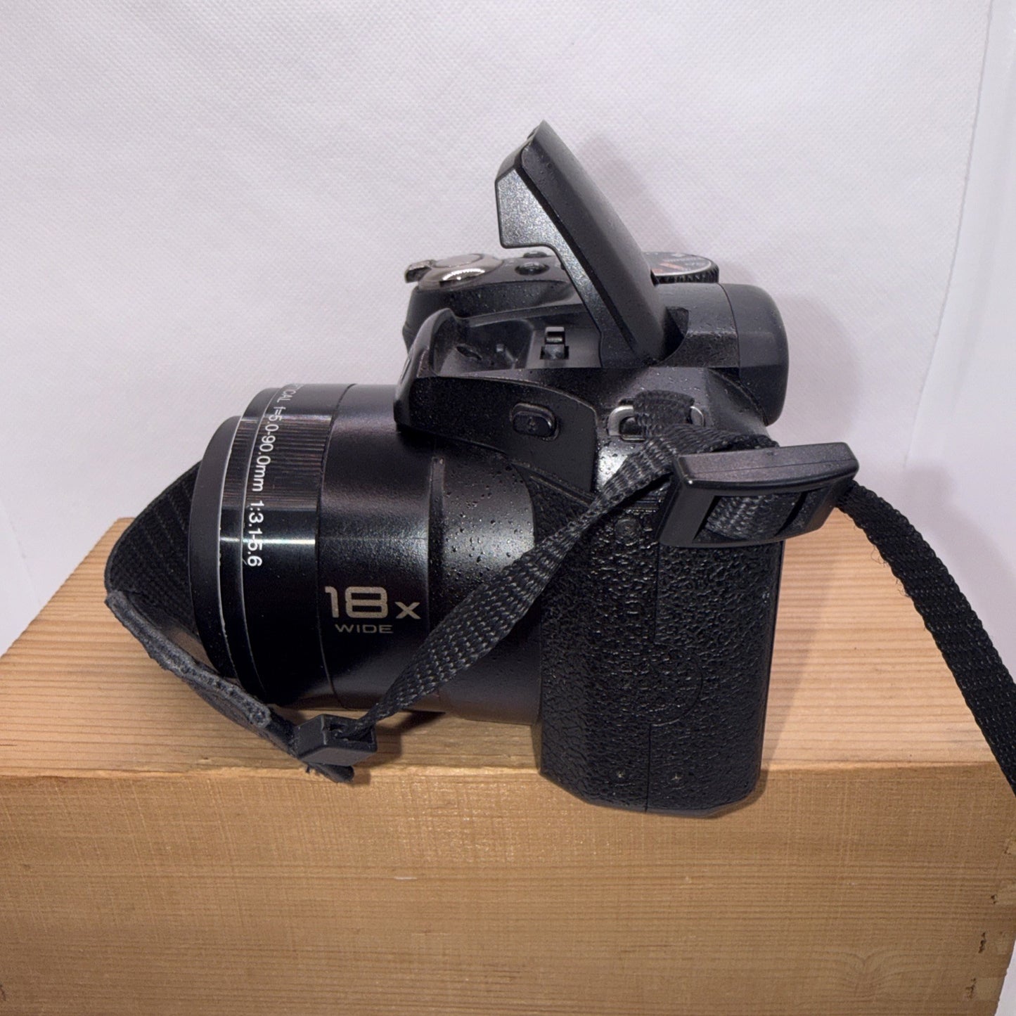 Fujifilm FinePix S1800 Digital Camera 12MP Tested Plus 4GB SD Card & Gifts