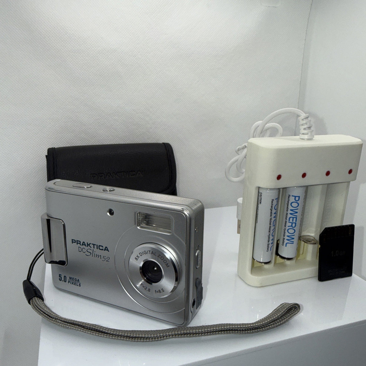 PRAKTICA DC Slim 52 5.lMP Digital Camera Tested + Batteries Charger Case 1GB SD