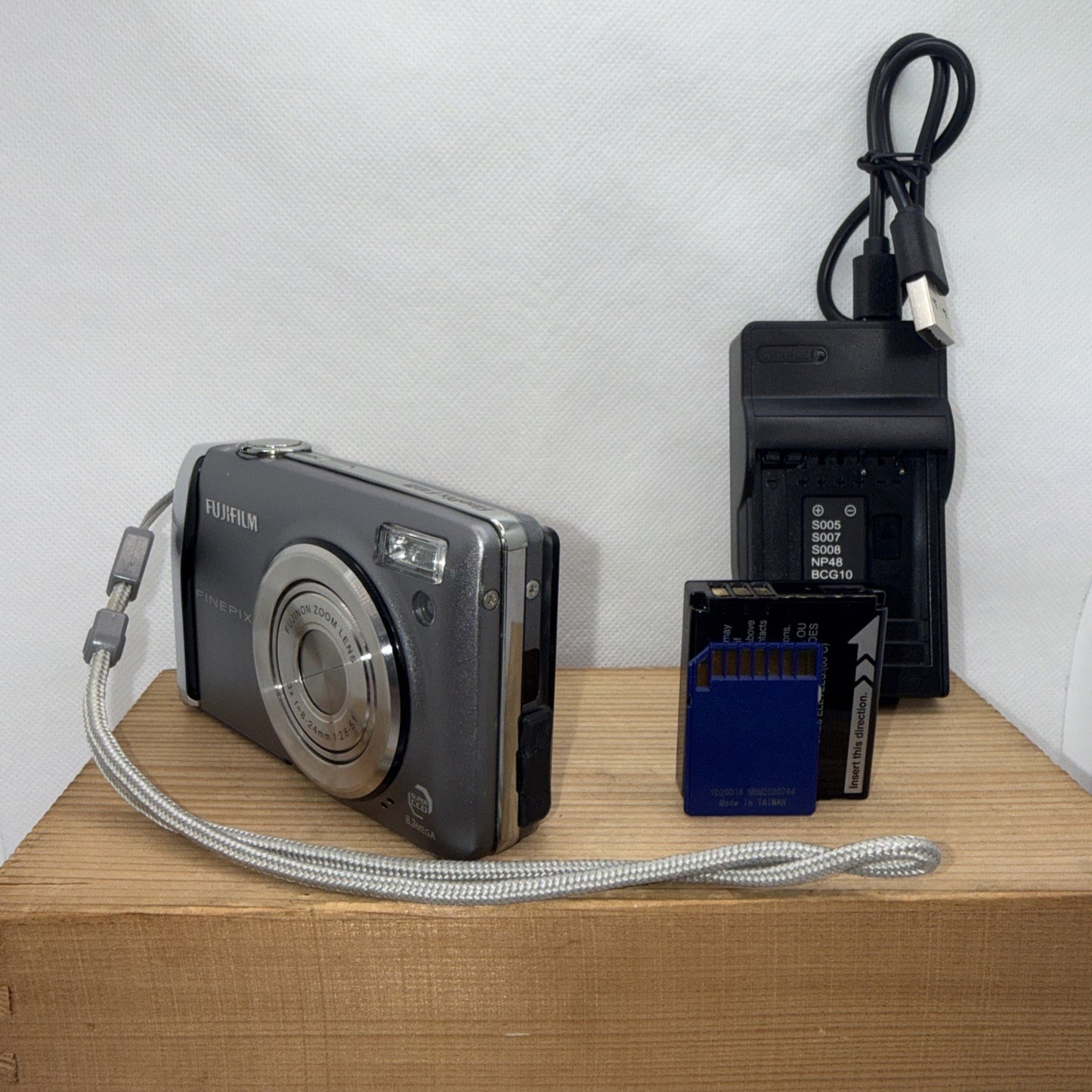 Fujifilm FinePix F40fd 8.3MP Digital Camera Tested *Minor screen issue + Bundle