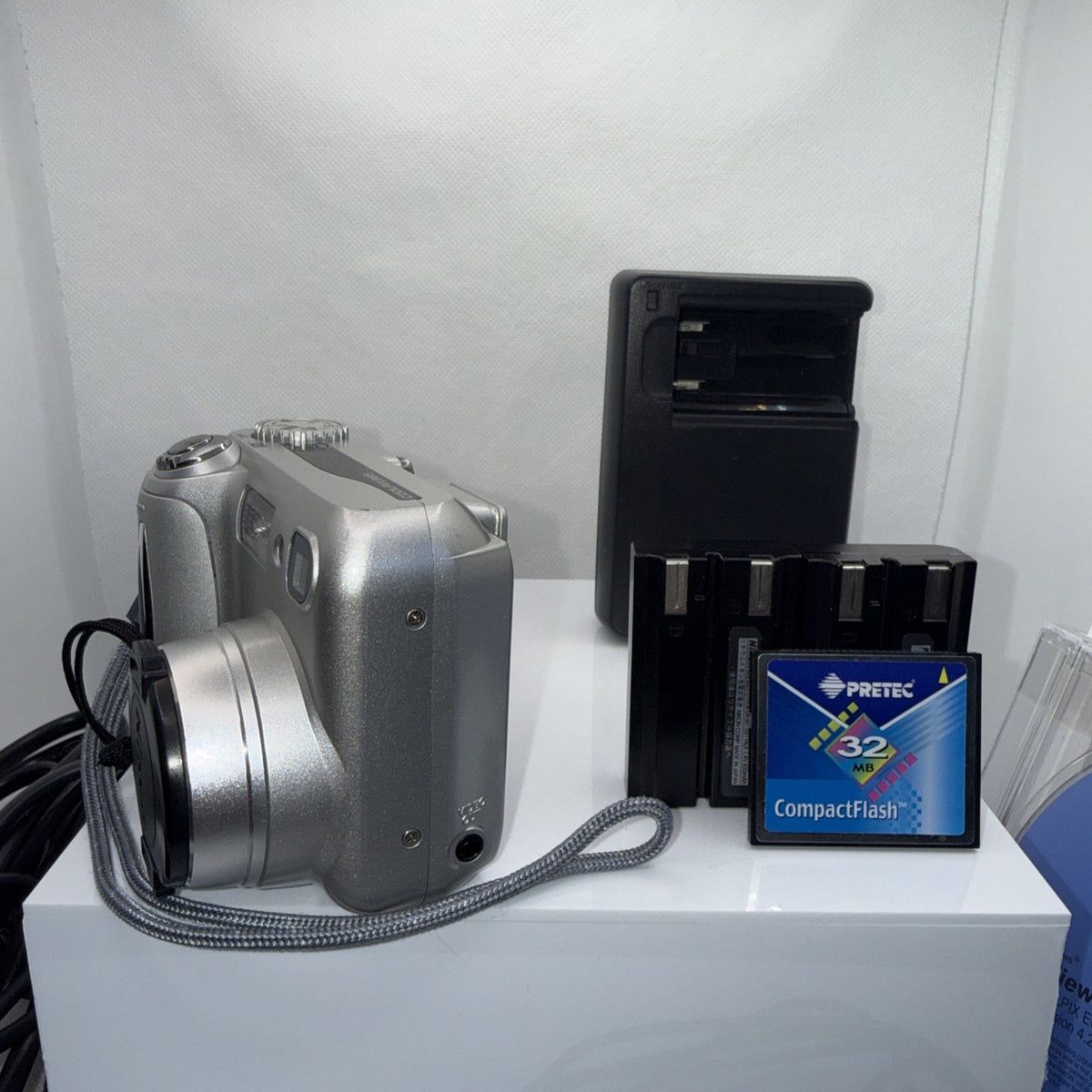 Nikon COOLPIX 885 3.2MP Digital Camera Tested + Charger Battery Memory Bundle
