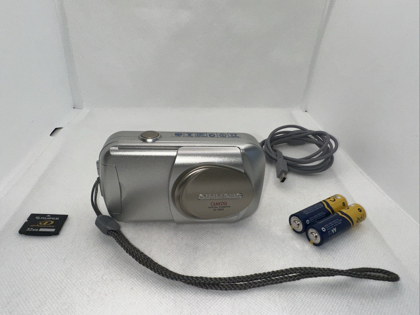 Olympus Digital Camera Camedia D-395 2.0MP Tested Plus Batteries And XD Card0