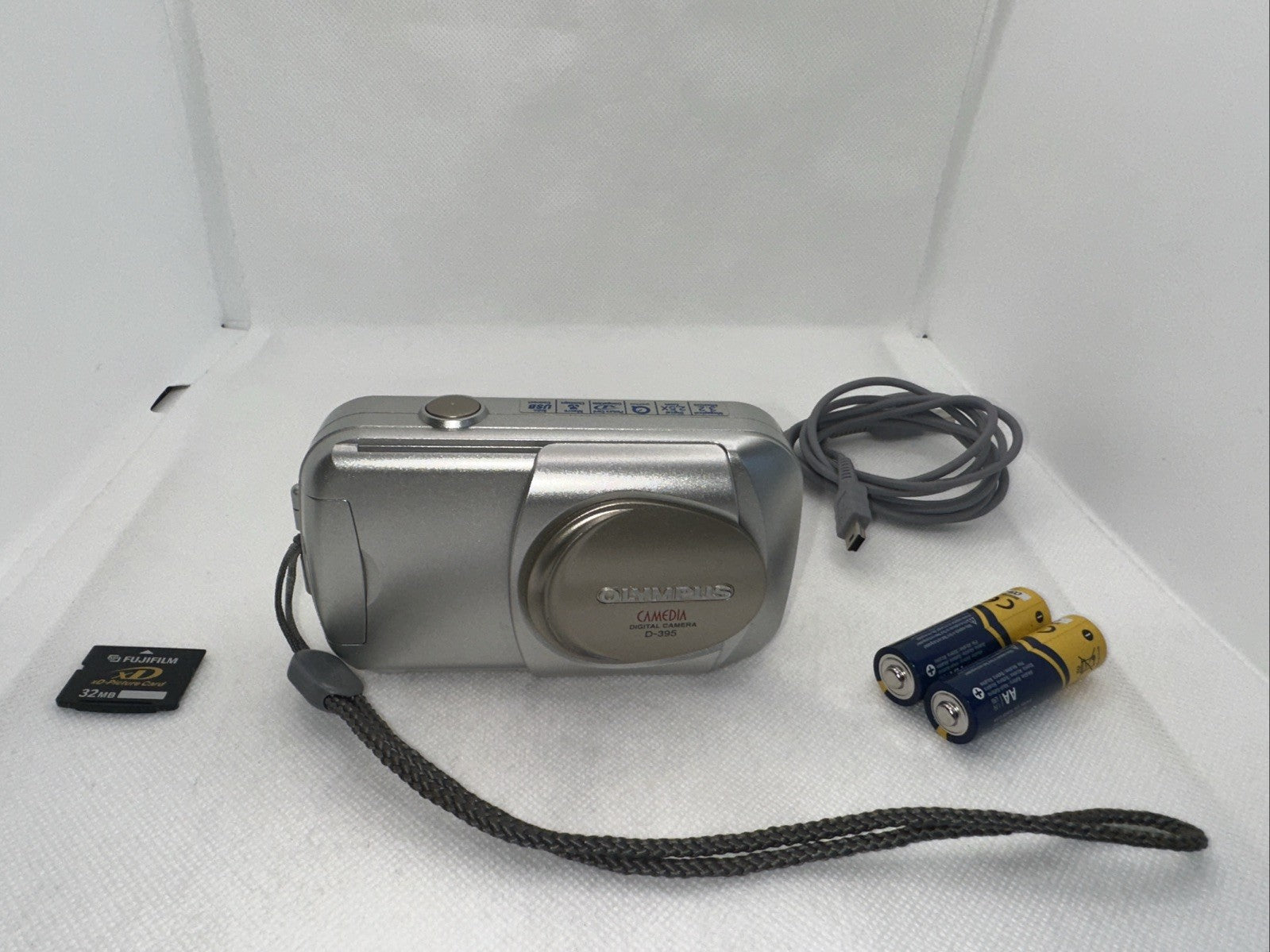 Olympus Digital Camera Camedia D-395 2.0MP Tested Plus Batteries And XD Card0