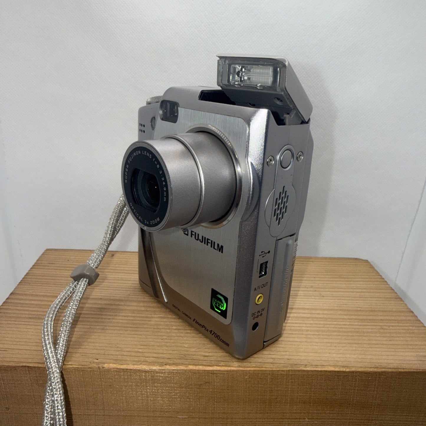 Fujifilm FinePix 4700 Zoom Digital Camera 2.4MP Tested + Accessories Retro