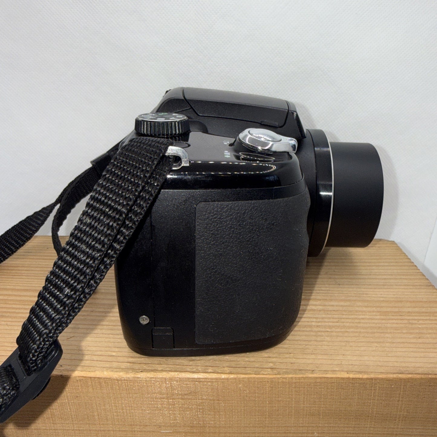 Hitachi HBC161E Digital Bridge Camera 21 x Zoom Tested Working Plus 4GB SD Card