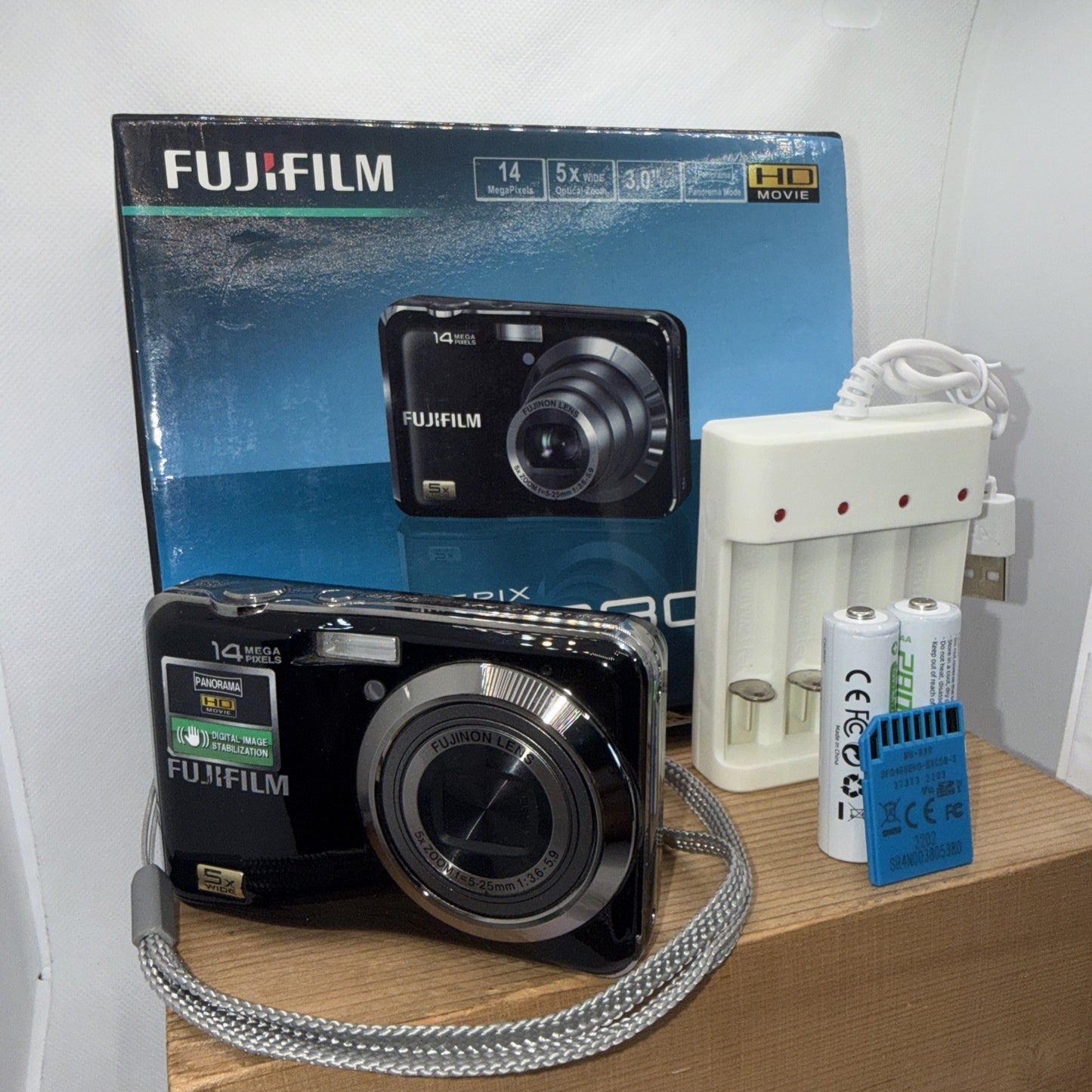 Fujifilm FinePix AX280 14MP Digital Camera Boxed Tested + Charger Batteries 4GB