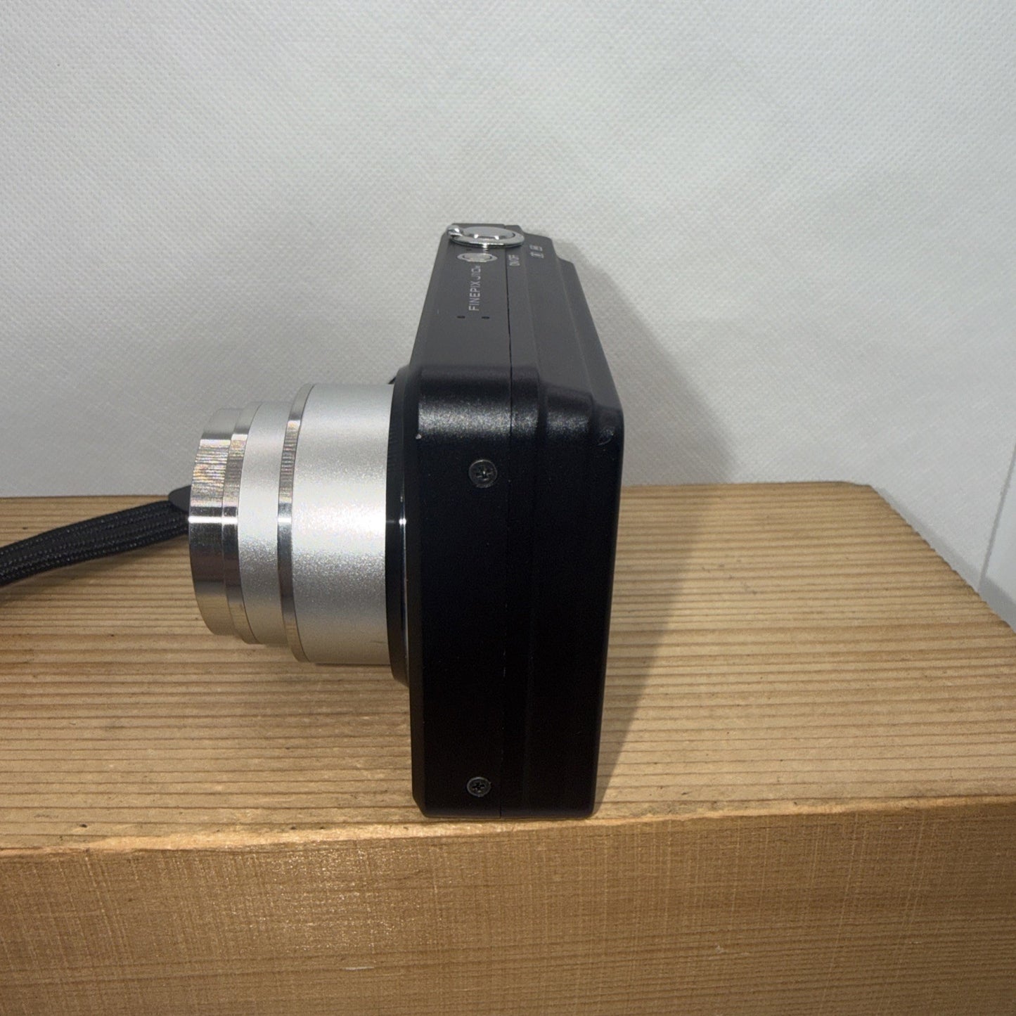 Fujifilm FinePix J110w 10.0MP Digital Camera Tested + Charger Battery Case 4GB