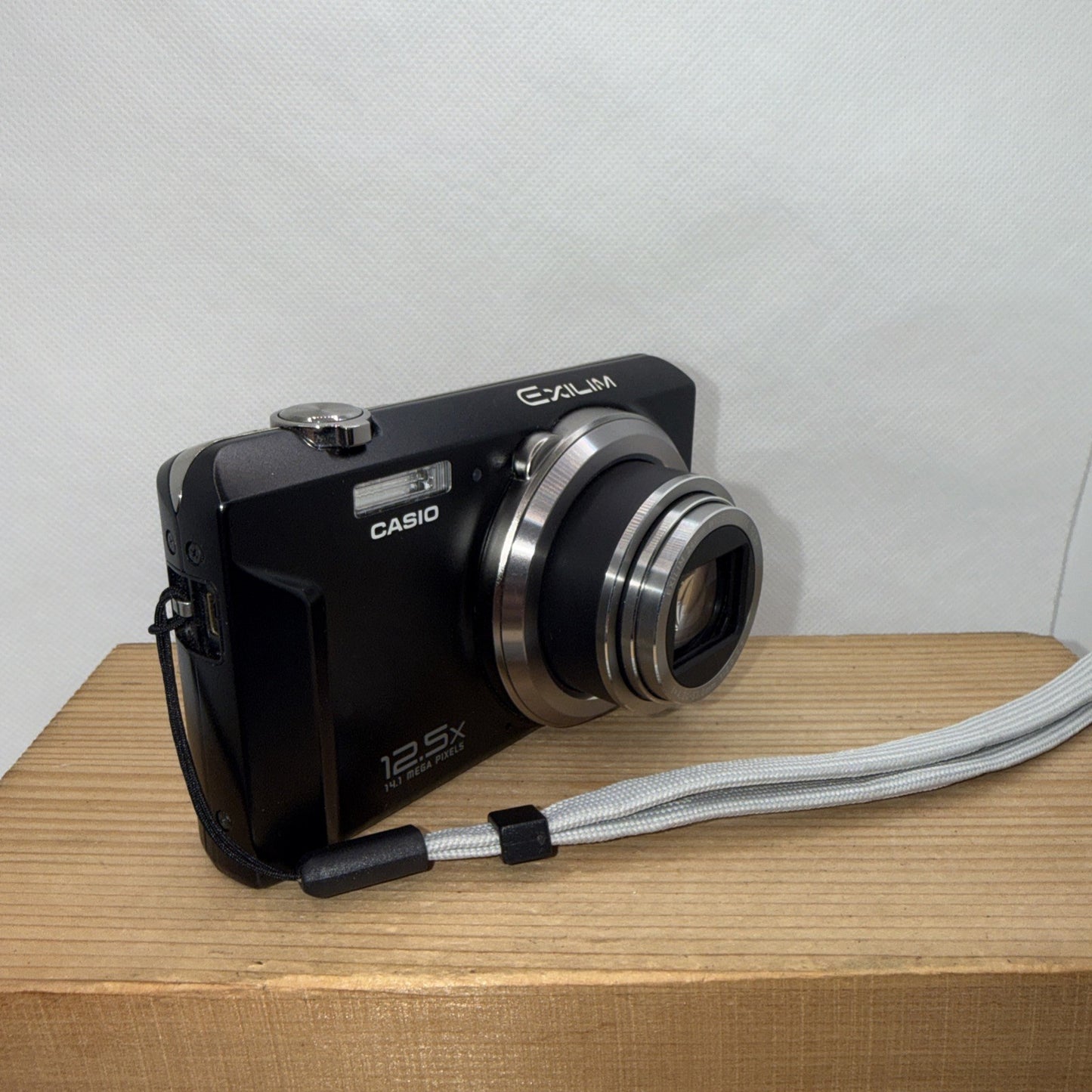 Casio Exilim EX-ZS100 14.1MP Digital Camera Tested Boxed + Charger Battery 4GB