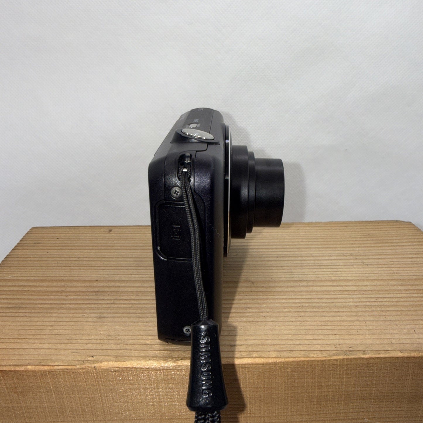 Samsung ES75 14.2MP Digital Camera Working *Minor Screen Damage* + Accessories