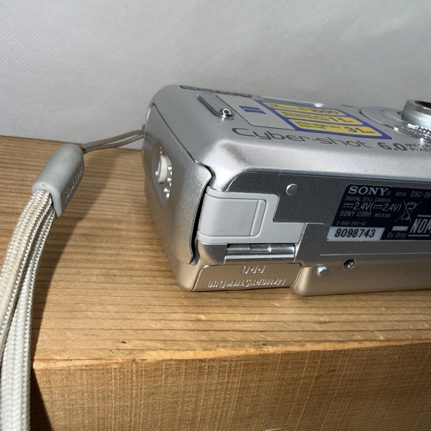 Sony Cybershot DSC-S600 6.0MP Digital Camera Tested (minor battery flap issue)