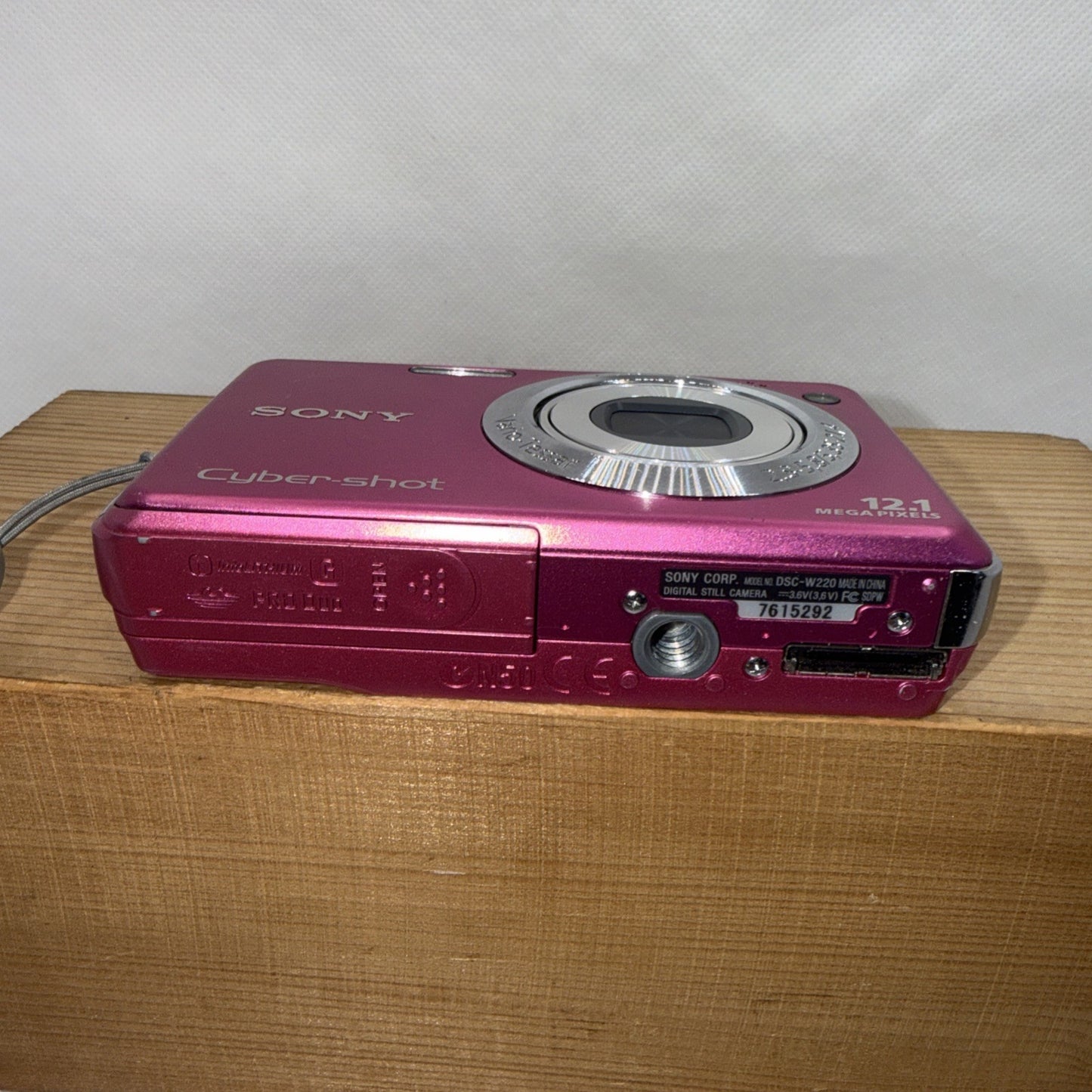 Sony Cybershot W220 Pink Digital Camera 12.1MP Tested + Charger Battery Memory