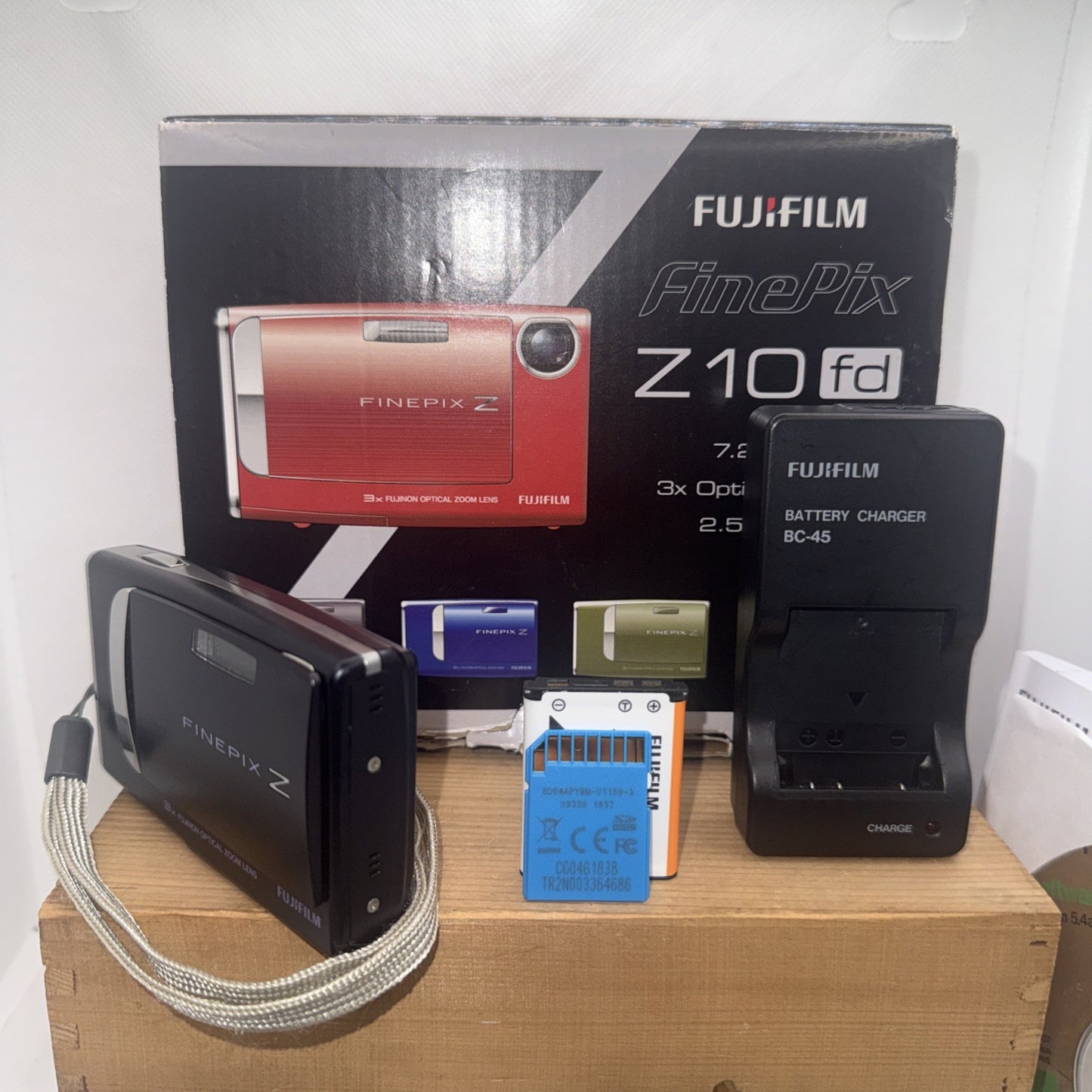 Fujifilm Finepix Z10fd 7.2MP Digital Camera Tested Boxed + Charger Battery 4GB