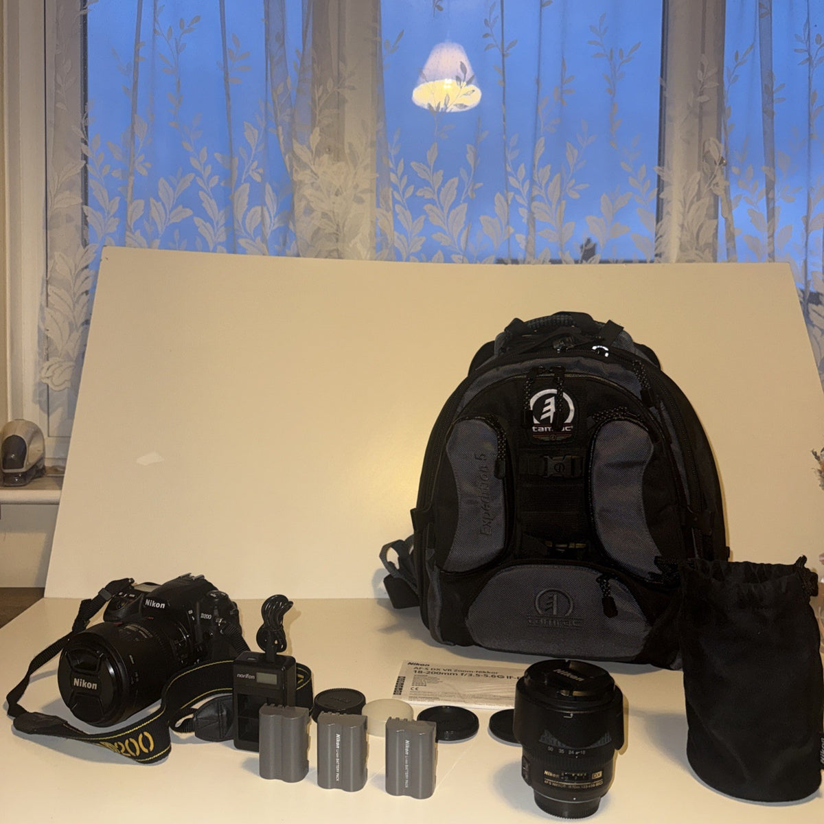 Nikon D200 Camera AF-S DX VR Zoom-Nikkor 18-200mm & Nikkor AF-S 18-70mm - Bundle