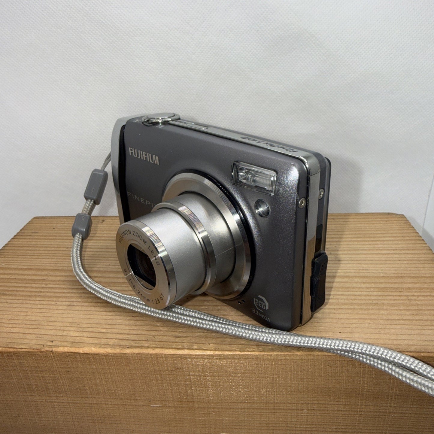 Fujifilm FinePix F40fd 8.3MP Digital Camera Tested *Minor screen issue + Bundle