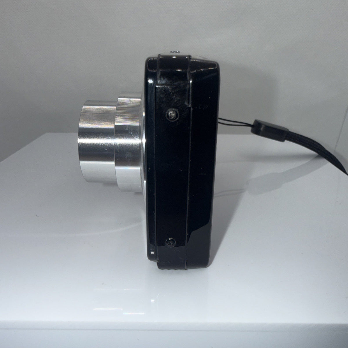 Sony Cyber-shot DSC-W560 Digital 14.1MP Camera Working + Charger Battery 8GB SD