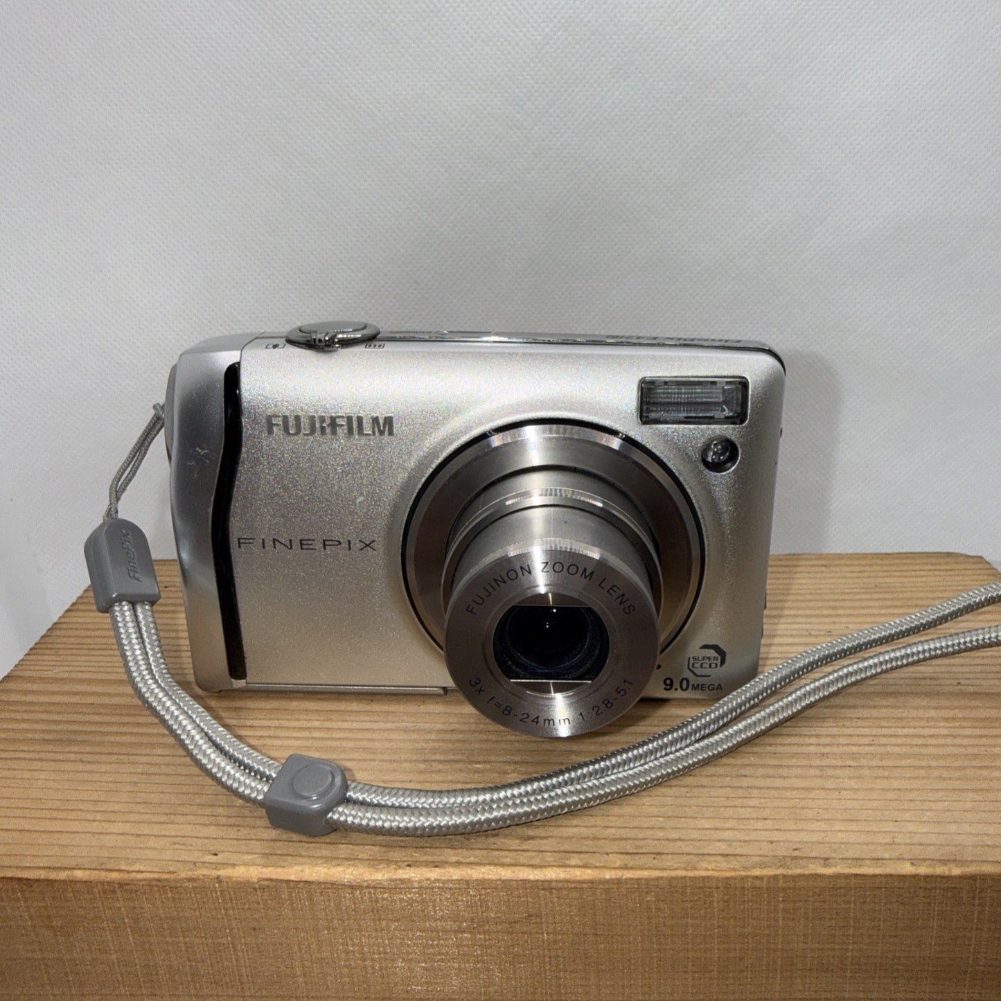 Fujifilm FinePix F47fd 9.0MP Digital Camera Tested + Charger Battery 2GB SD Case