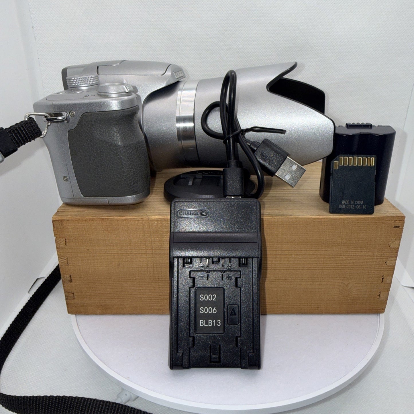 Panasonic Lumix DMC-FZ7 6.0MP Digital Camera Tested + Charger Battery 4GB SD