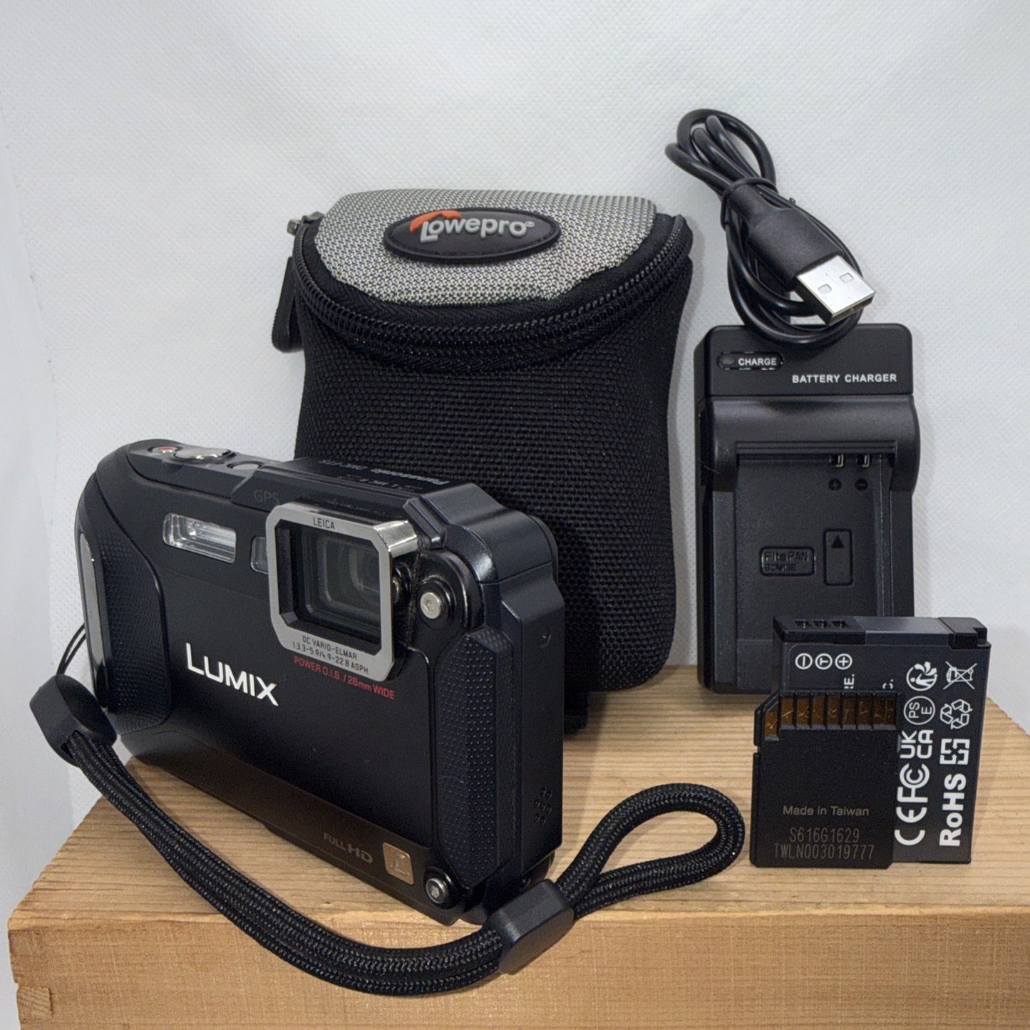 Panasonic LUMIX DMC-FT5 16.1MP Waterproof Digital Camera Tested + Accessories