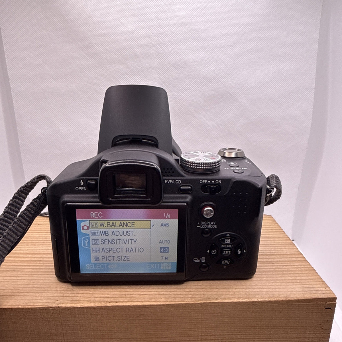 Panasonic Lumix DMC-FZ8 Digital Camera 7.2MP Tested + Charger Battery 4GB SD