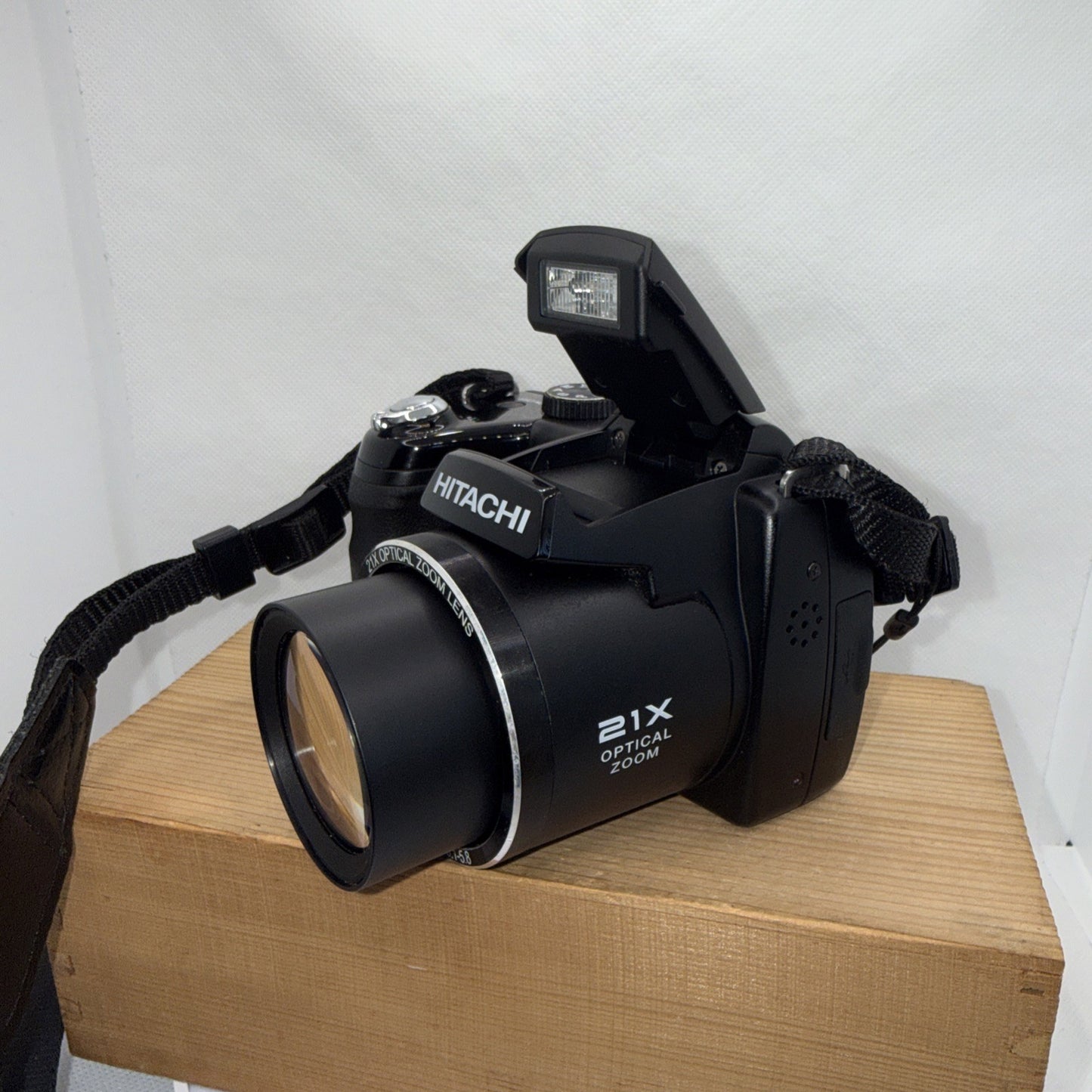 Hitachi HBC161E Digital Bridge Camera 21 x Zoom Tested Working Plus 4GB SD Card