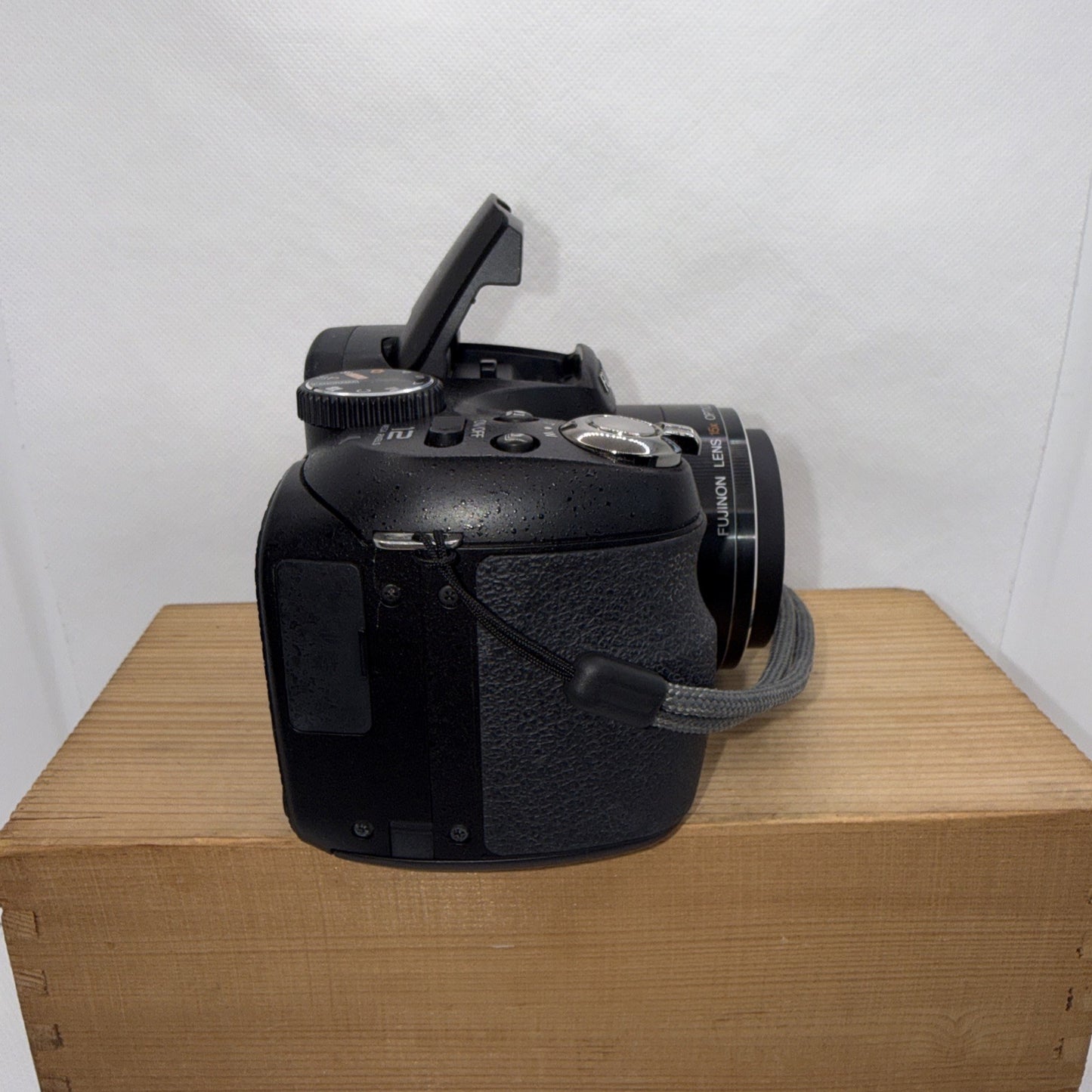 Fujifilm FinePix S1600 12.2MP 3" LCD Digital Bridge Camera Tested + 4GB SD Card