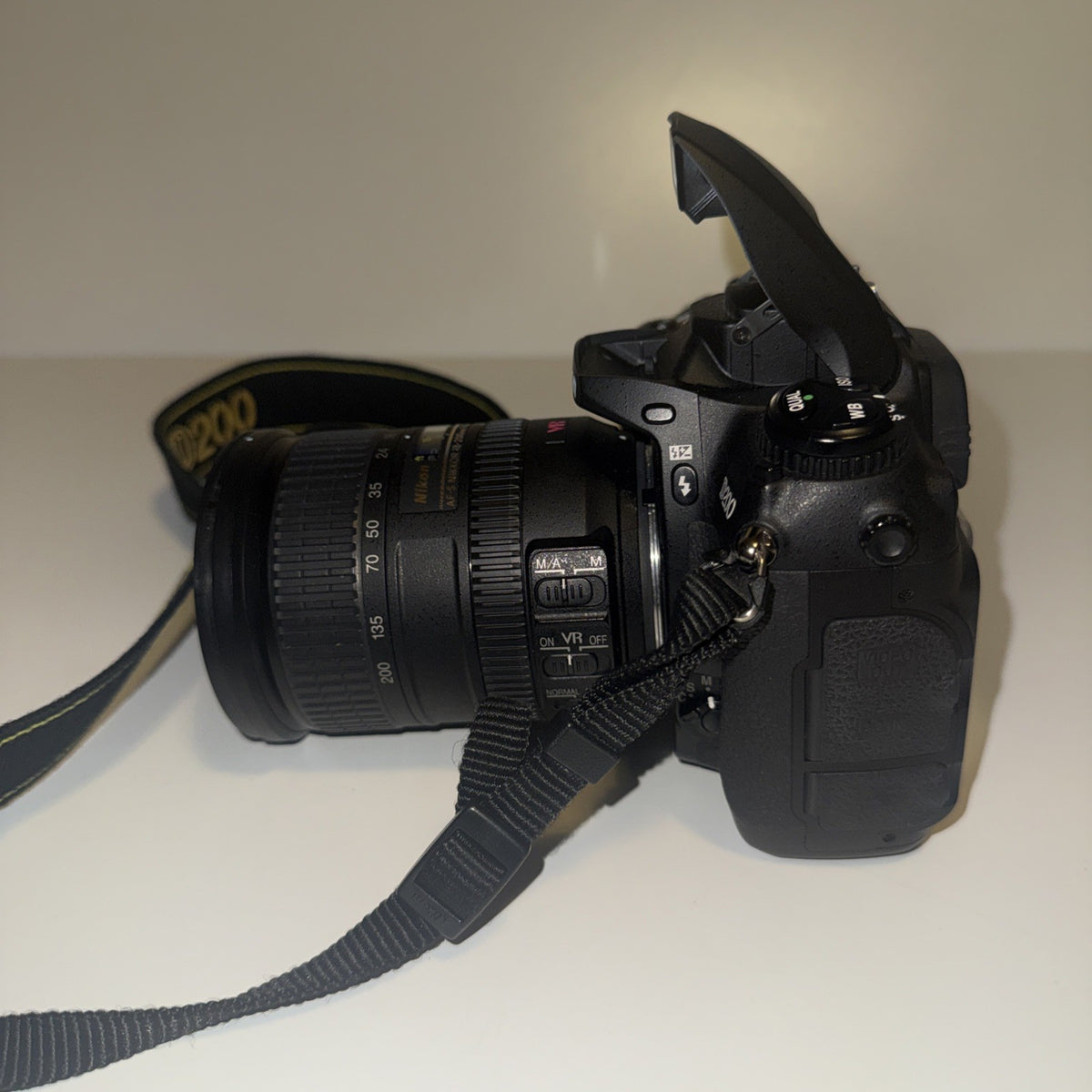 Nikon D200 Camera AF-S DX VR Zoom-Nikkor 18-200mm & Nikkor AF-S 18-70mm - Bundle