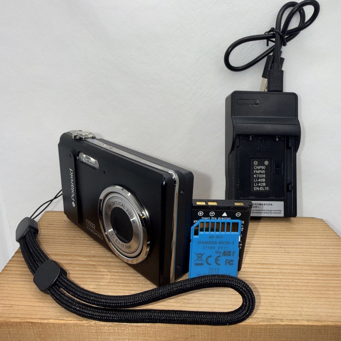 Polaroid T1032 10MP Digital Camera Tested Plus Charger Battery 8GB SD Card