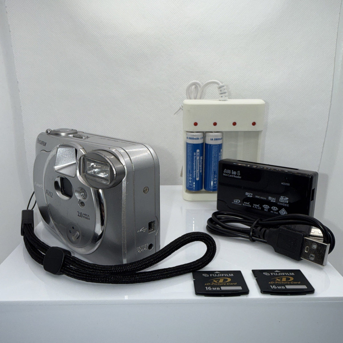 Fujifilm FinePix A202 2MP Digital Camera Tested Y2K + Charger Batteries Memory