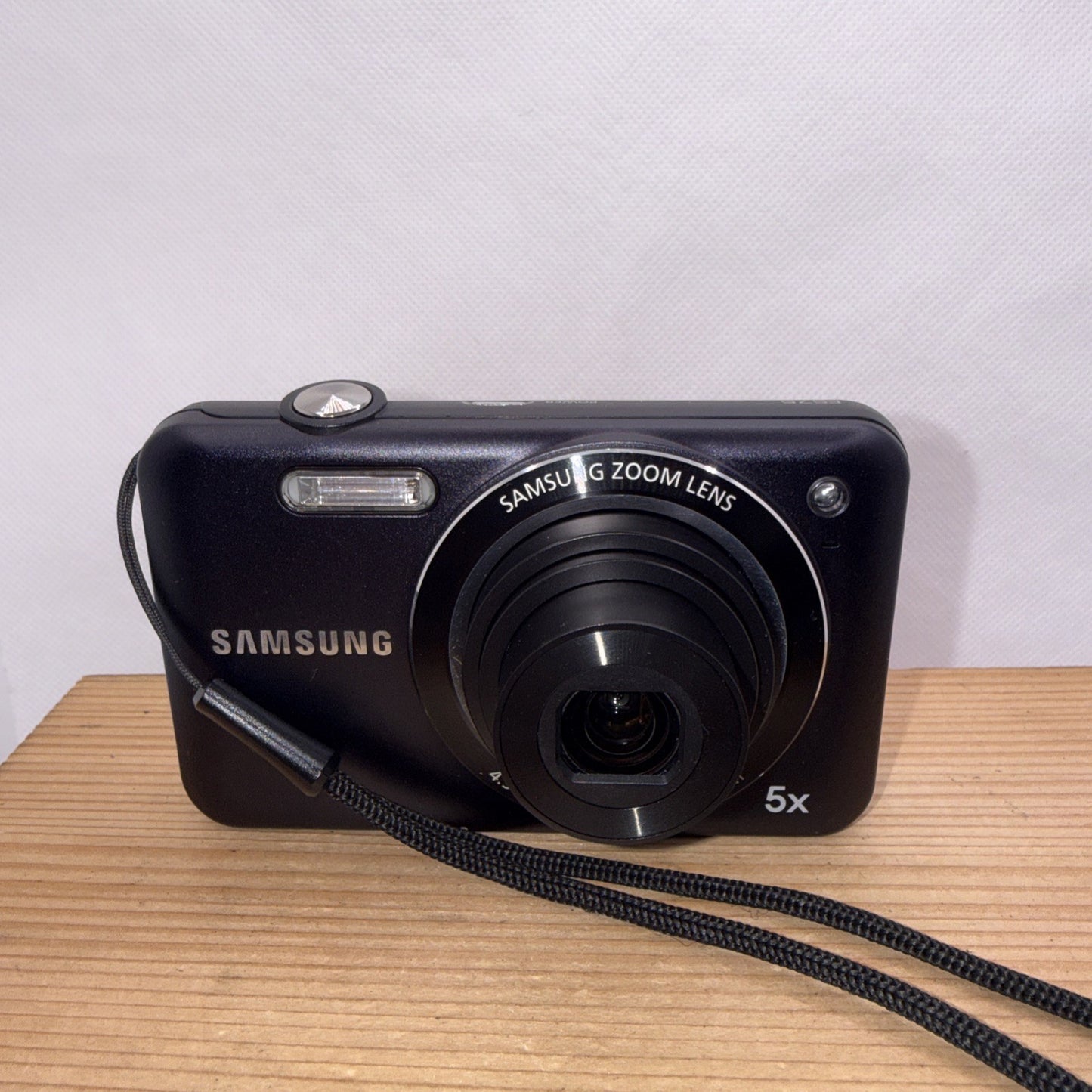 Samsung ES75 14.2MP Digital Camera Working *Minor Screen Damage* + Accessories