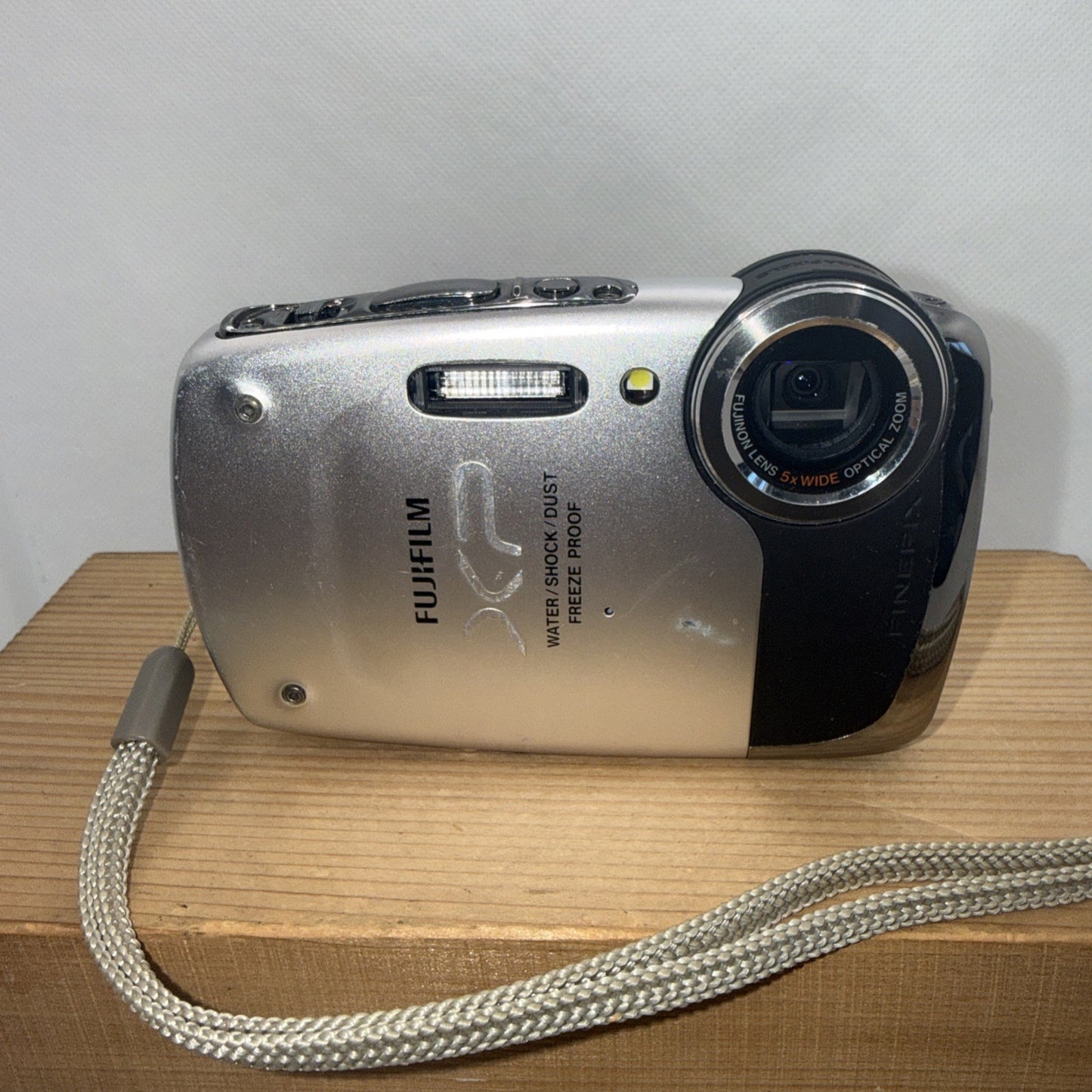 Fujifilm FinePix XP20 14.2MP Waterproof Camera + Charger Battery Memory Tested