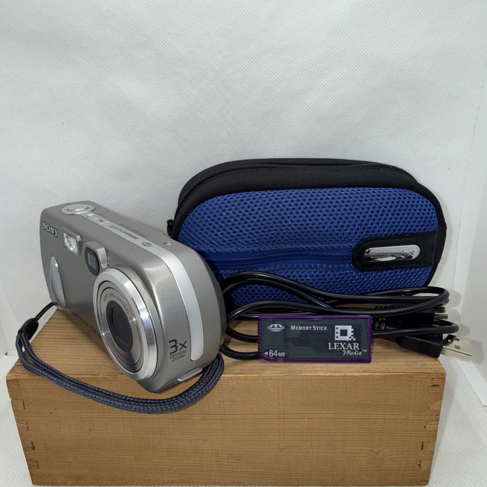 Sony Cybershot DSC-P92 5MP Digital Camera Retro Y2K Vintage VGC + Accessories0