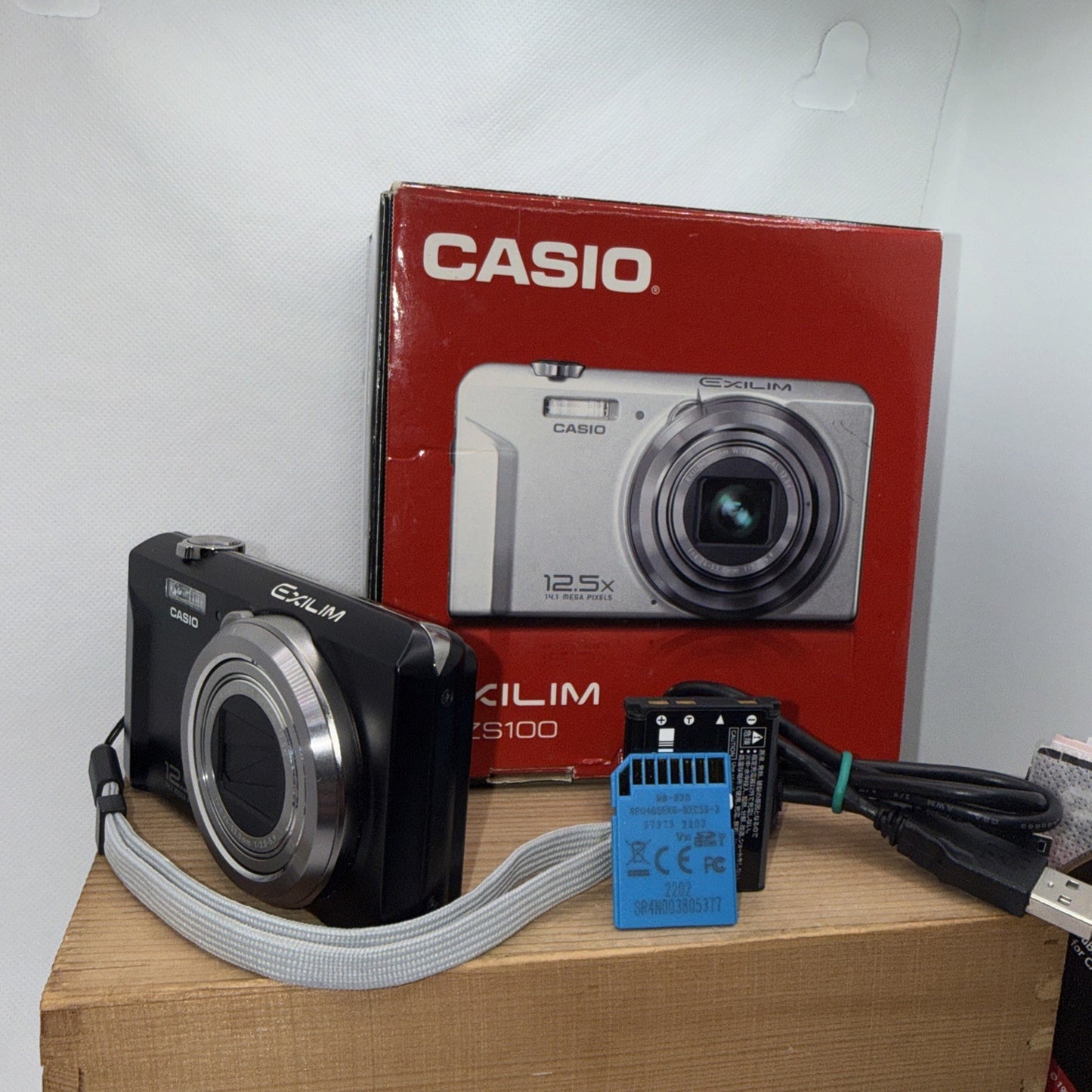 Casio Exilim EX-ZS100 14.1MP Digital Camera Tested Boxed + Charger Battery 4GB