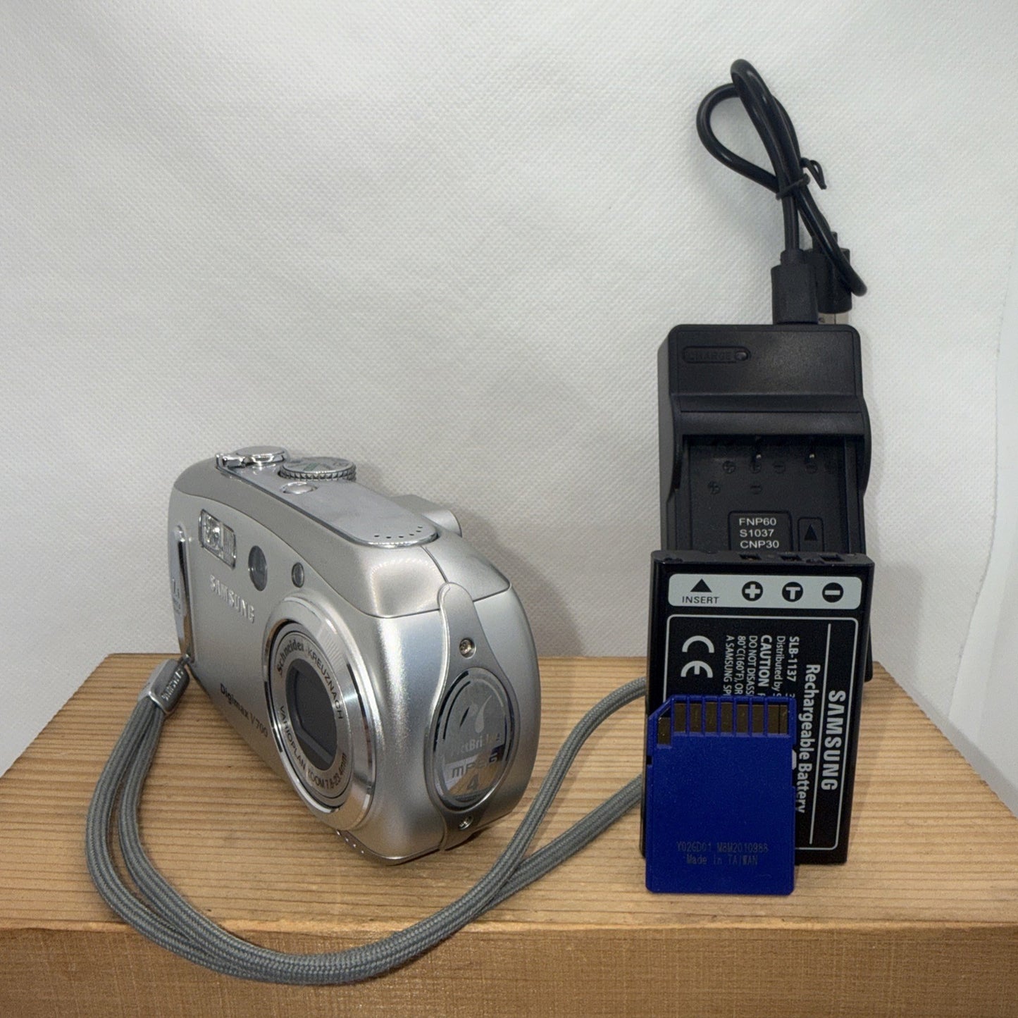 Samsung Digimax V700 Digital Camera 7.1MP Tested + Charger Battery 2GB SD Card