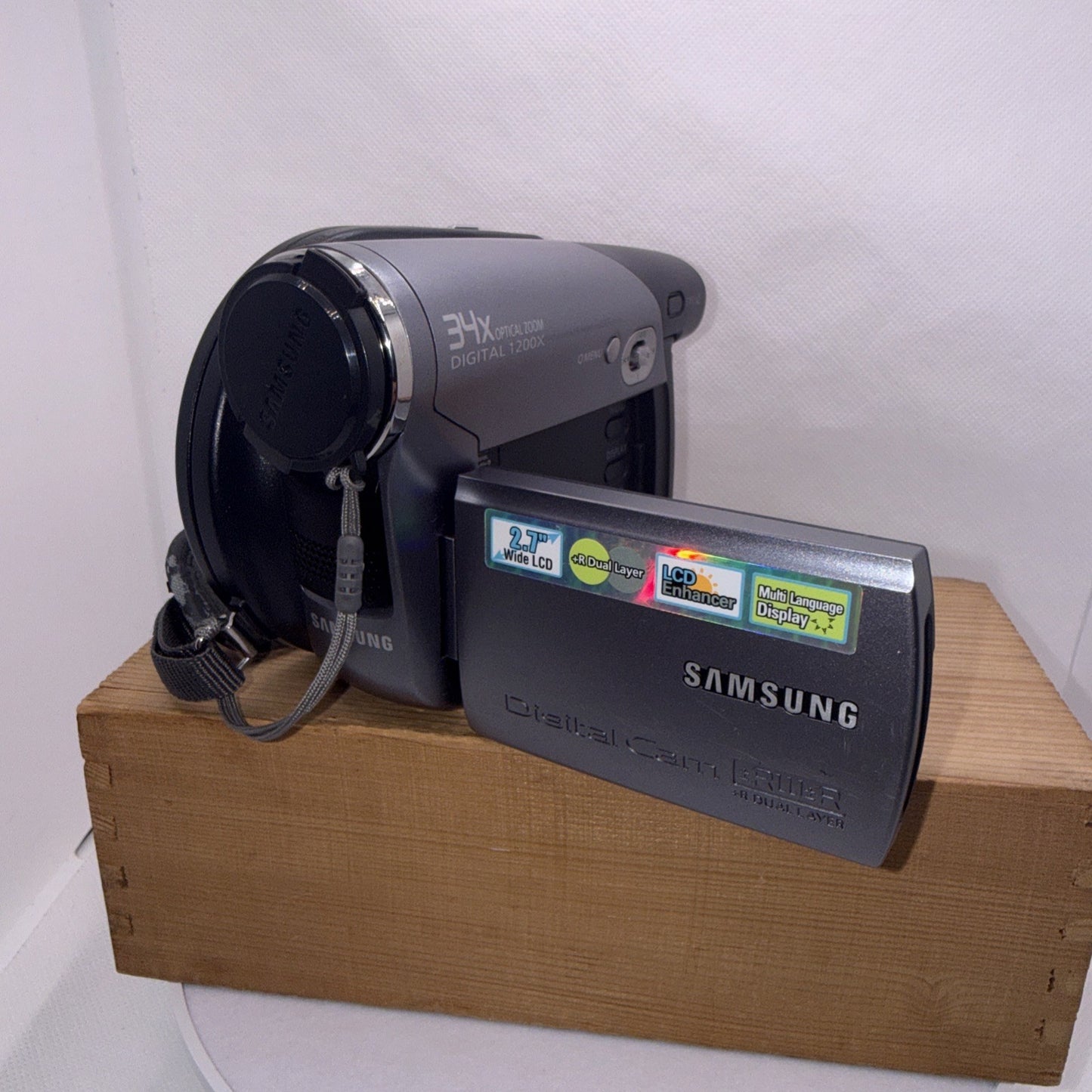 Samsung VP-DC172W Camcorder 34x Zoom Mini 8cm DVD + Battery & Charger