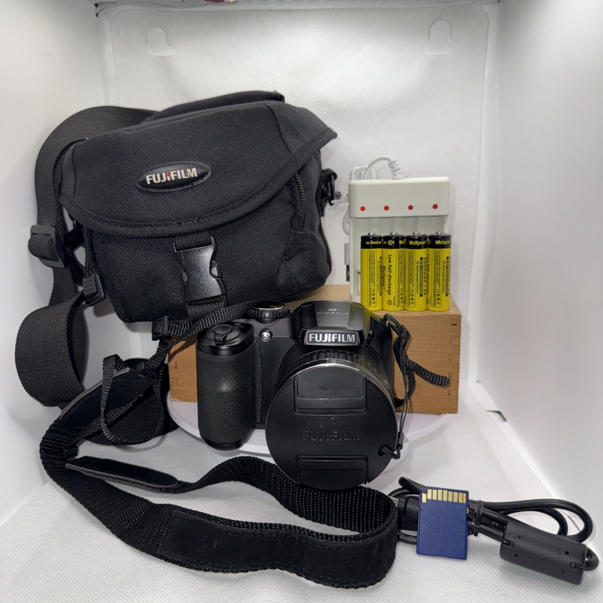 Digital Camera Fujifilm Finepix S4800 16MP + Batteries Charger Bag 16GB SD VGC