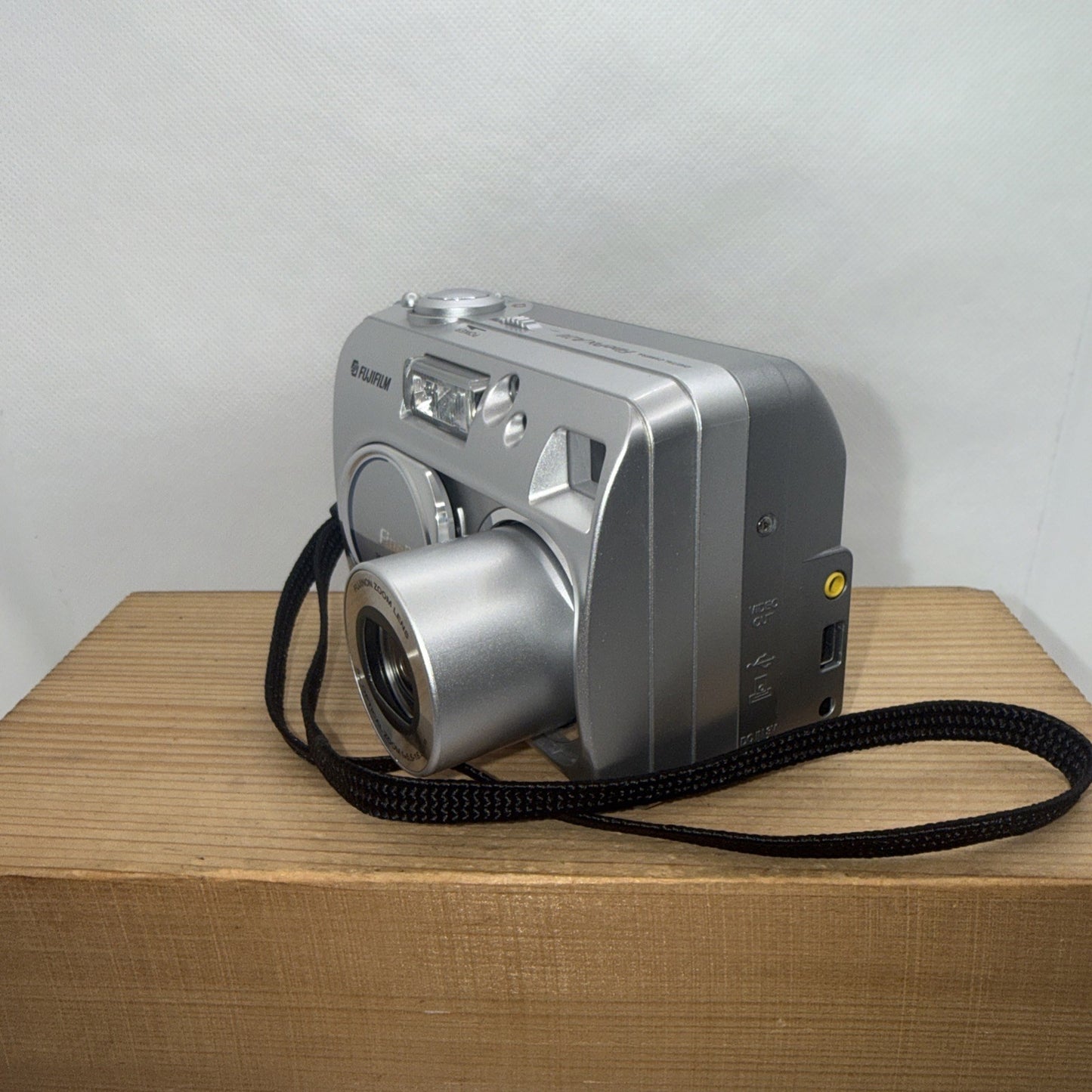 Fujifilm FinePix A210 3.2MP Digital Camera Tested Working + XD Cards And Reader