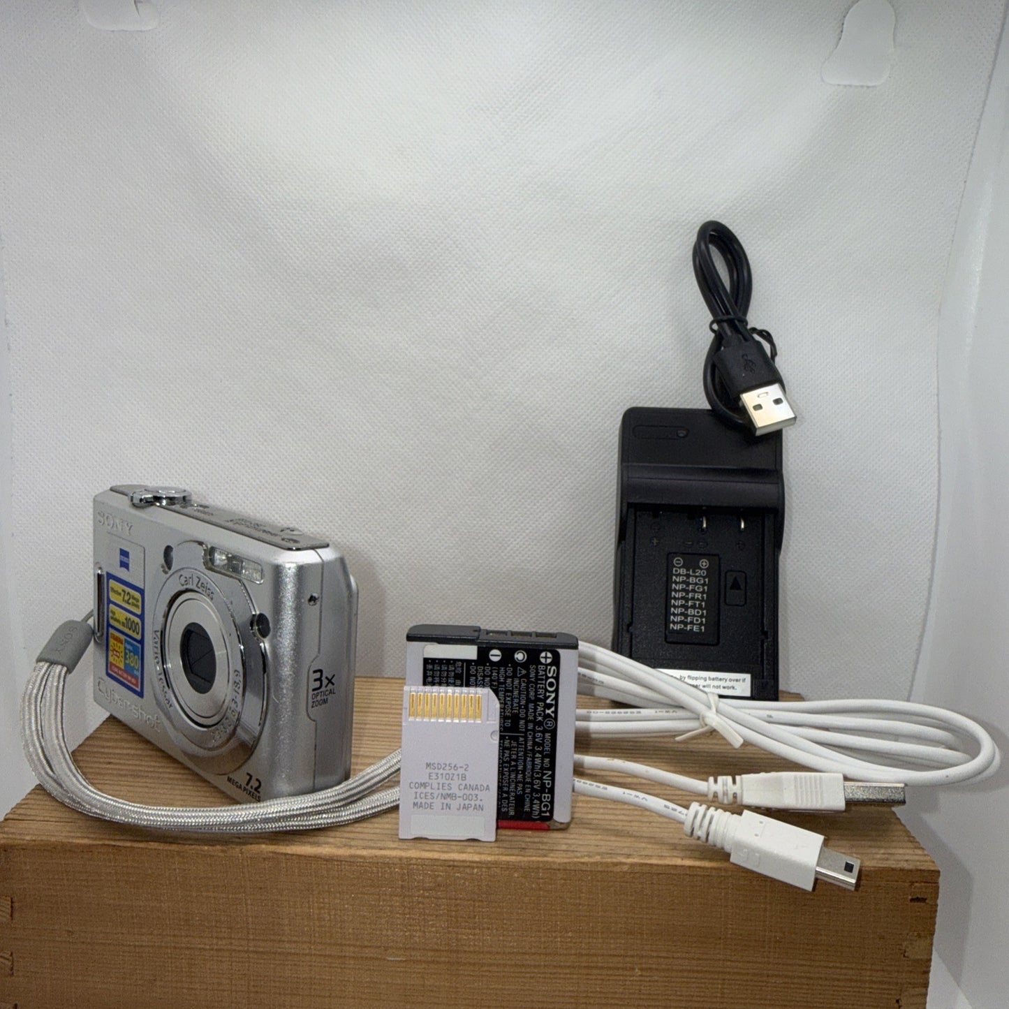 Sony Cyber-shot DSC-W35 7.2MP Dogital Camera Tested + Charger Battery Memory
